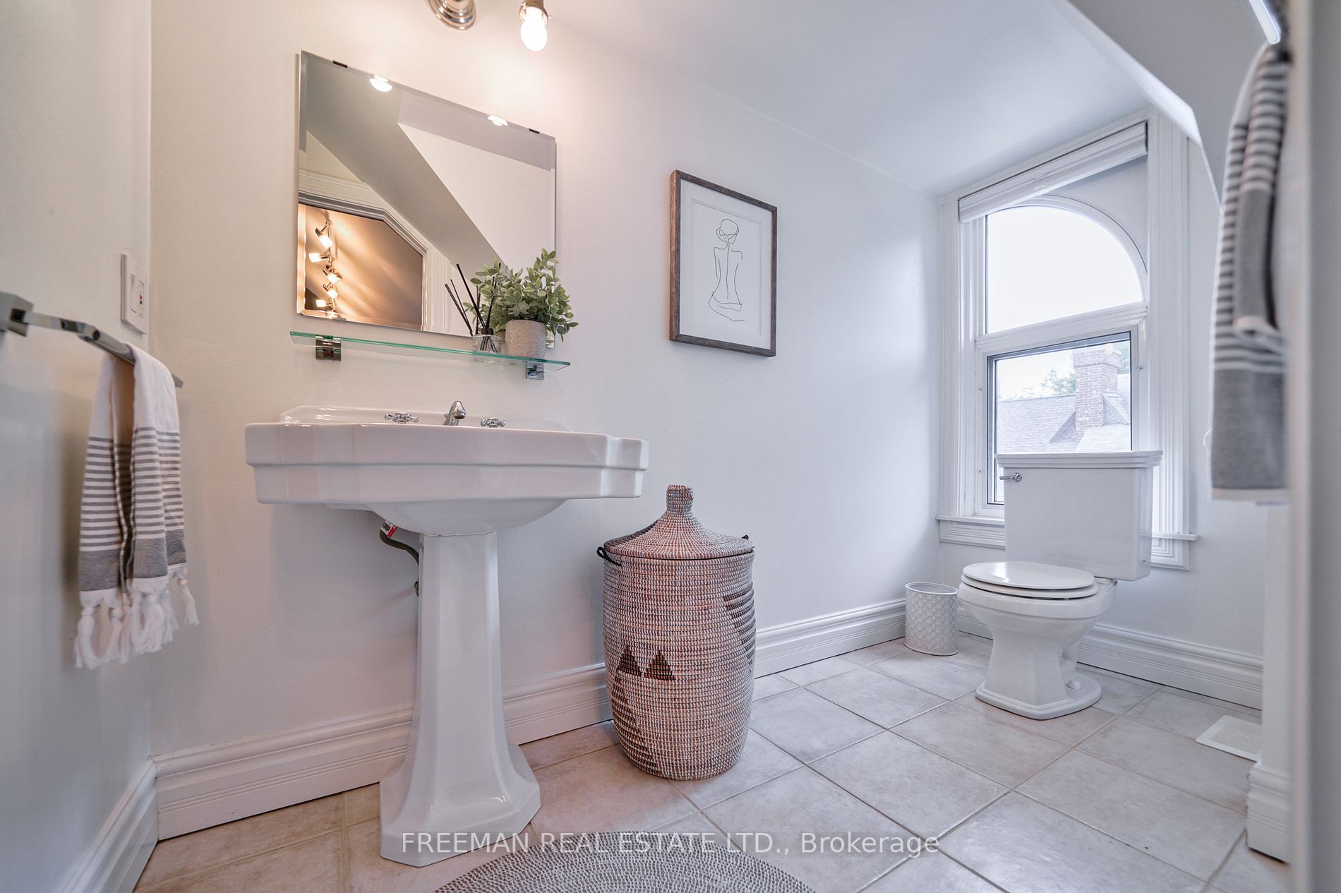 15 Laurier Ave