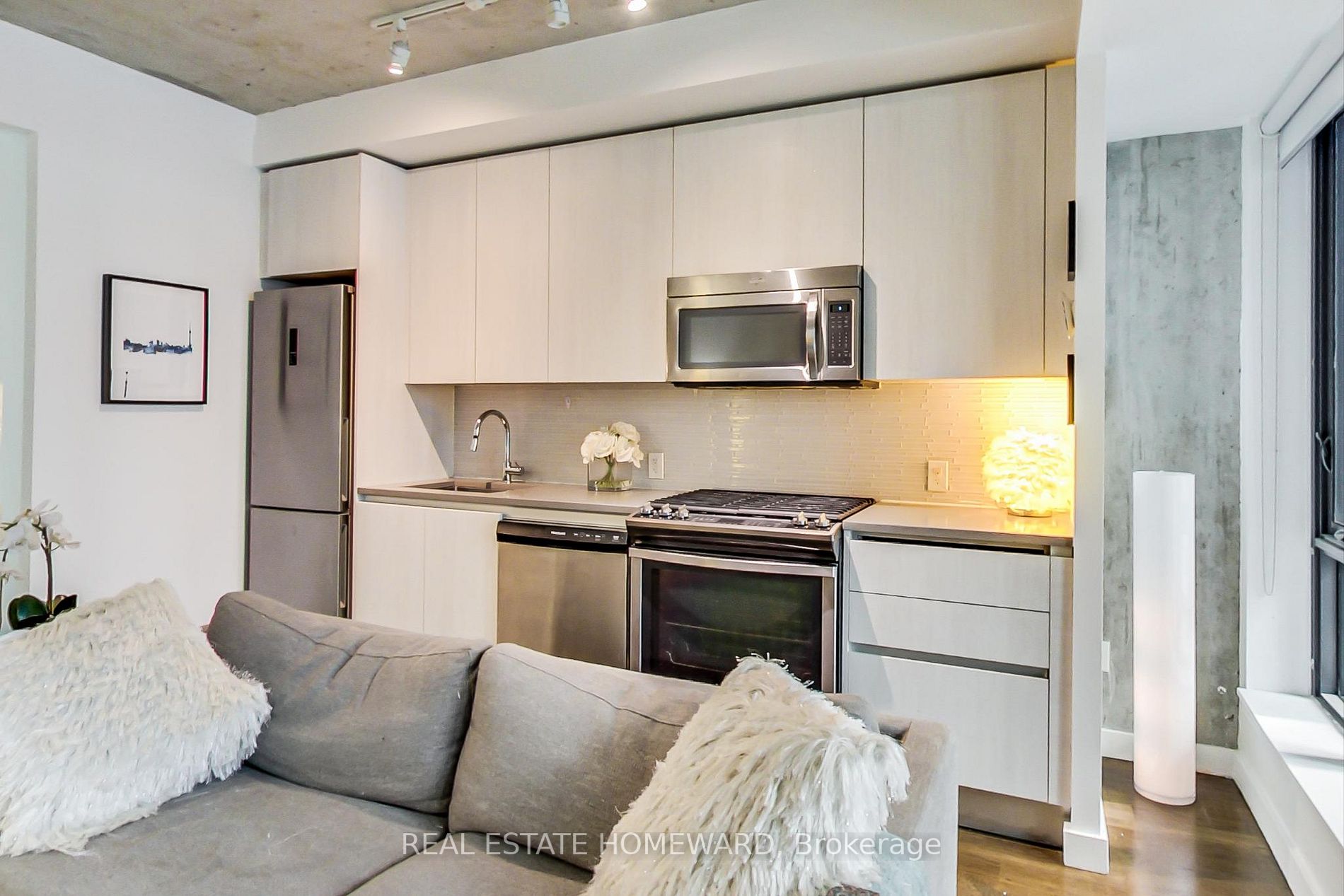 111 Bathurst St, #320