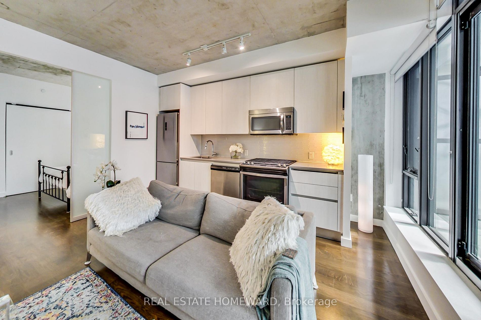 111 Bathurst St, #320