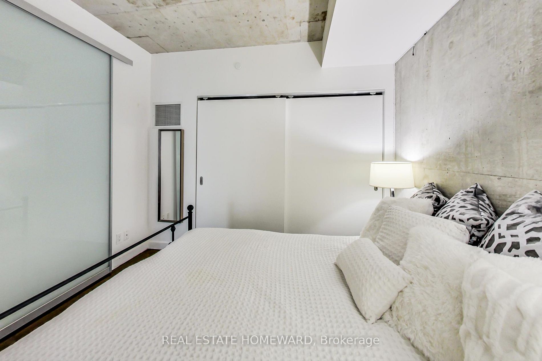 111 Bathurst St, #320