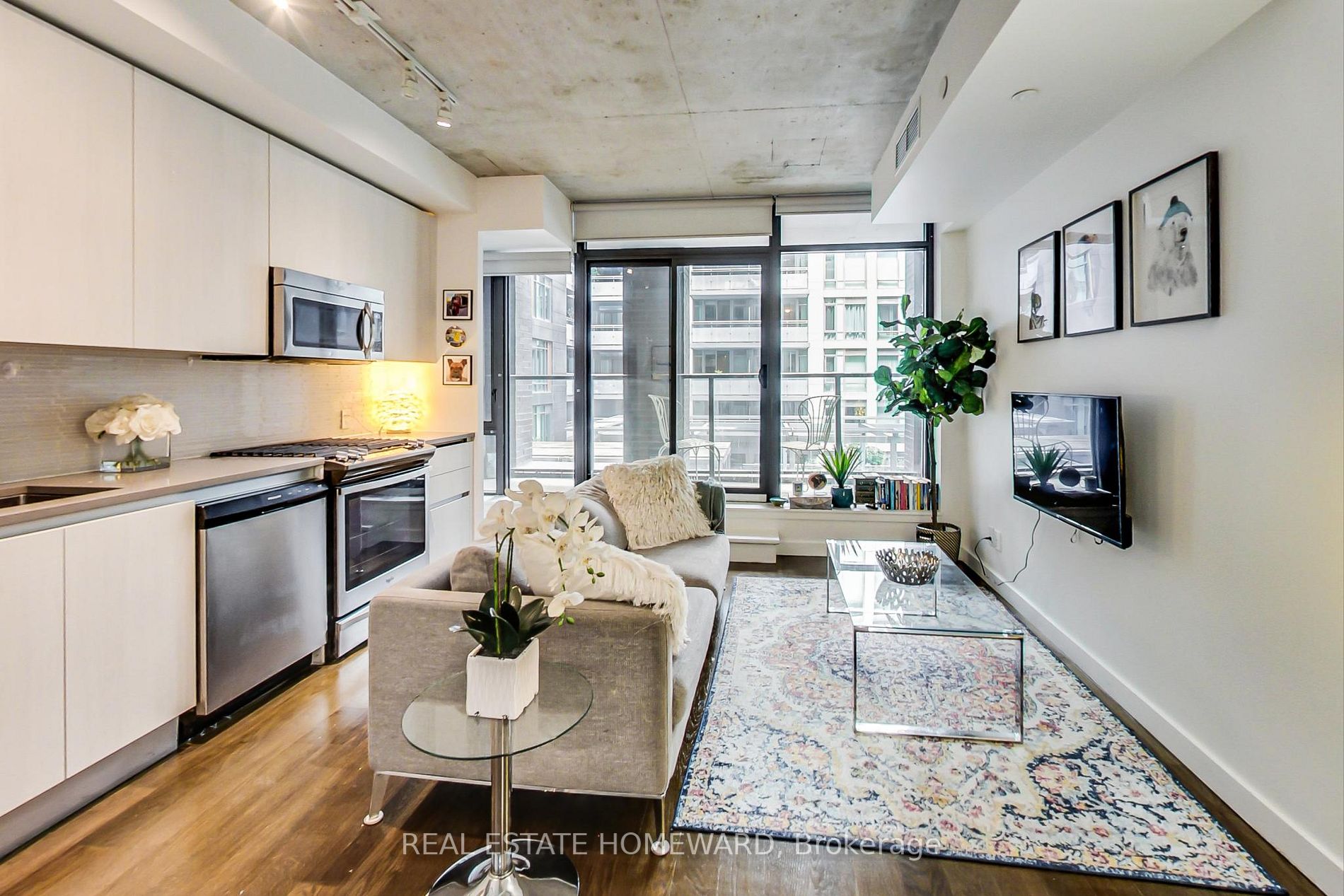 111 Bathurst St, #320