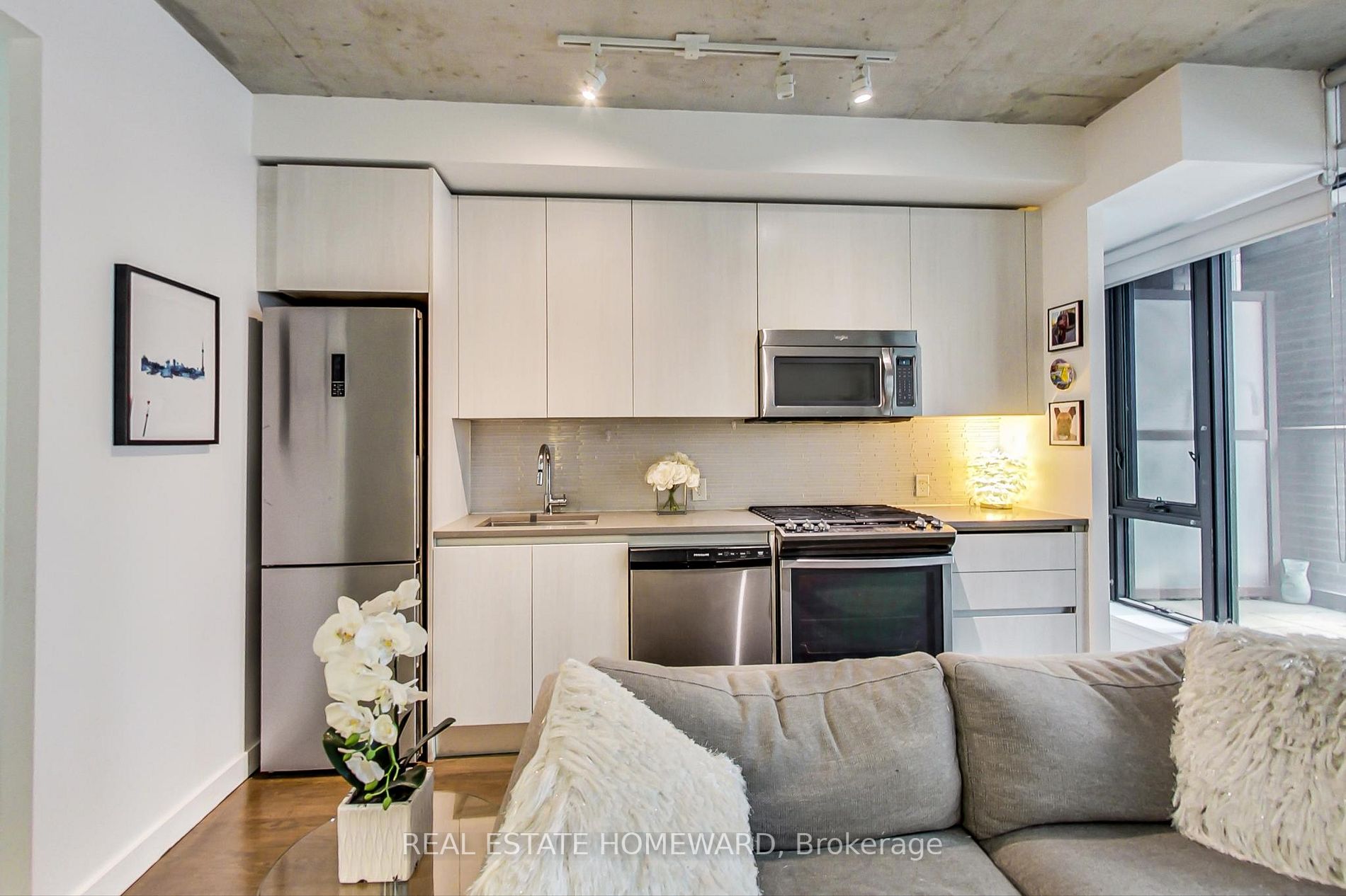 111 Bathurst St, #320
