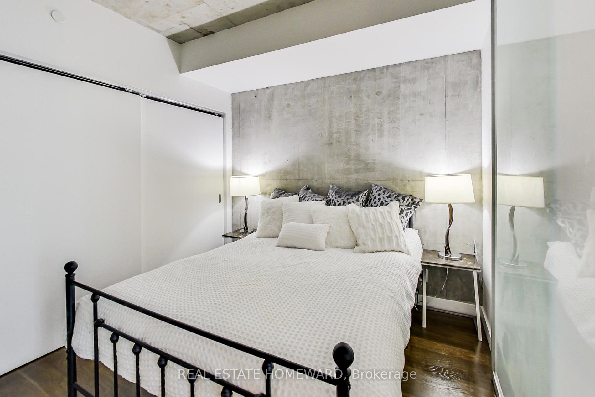 111 Bathurst St, #320