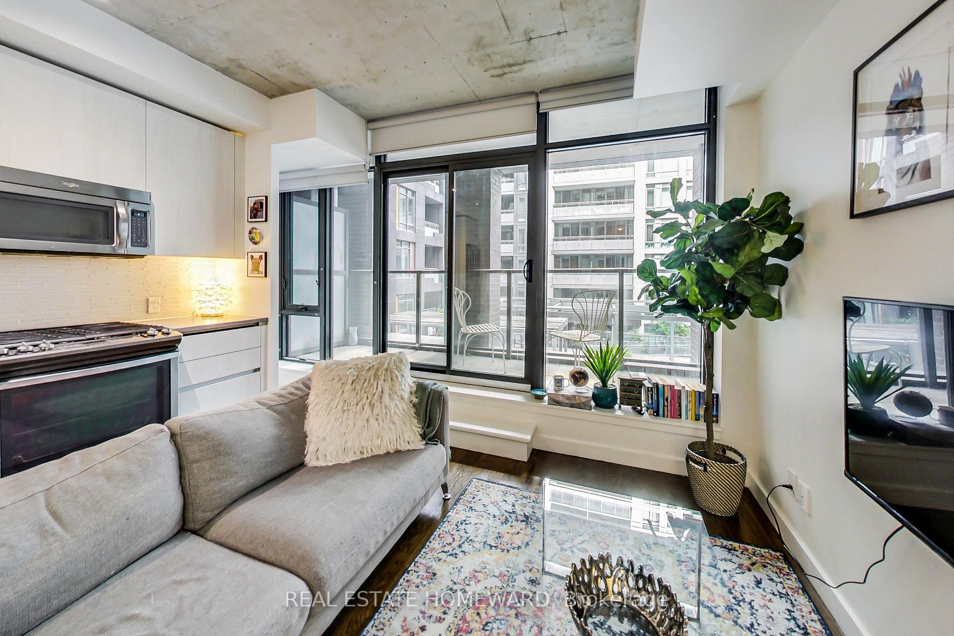 111 Bathurst St, #320