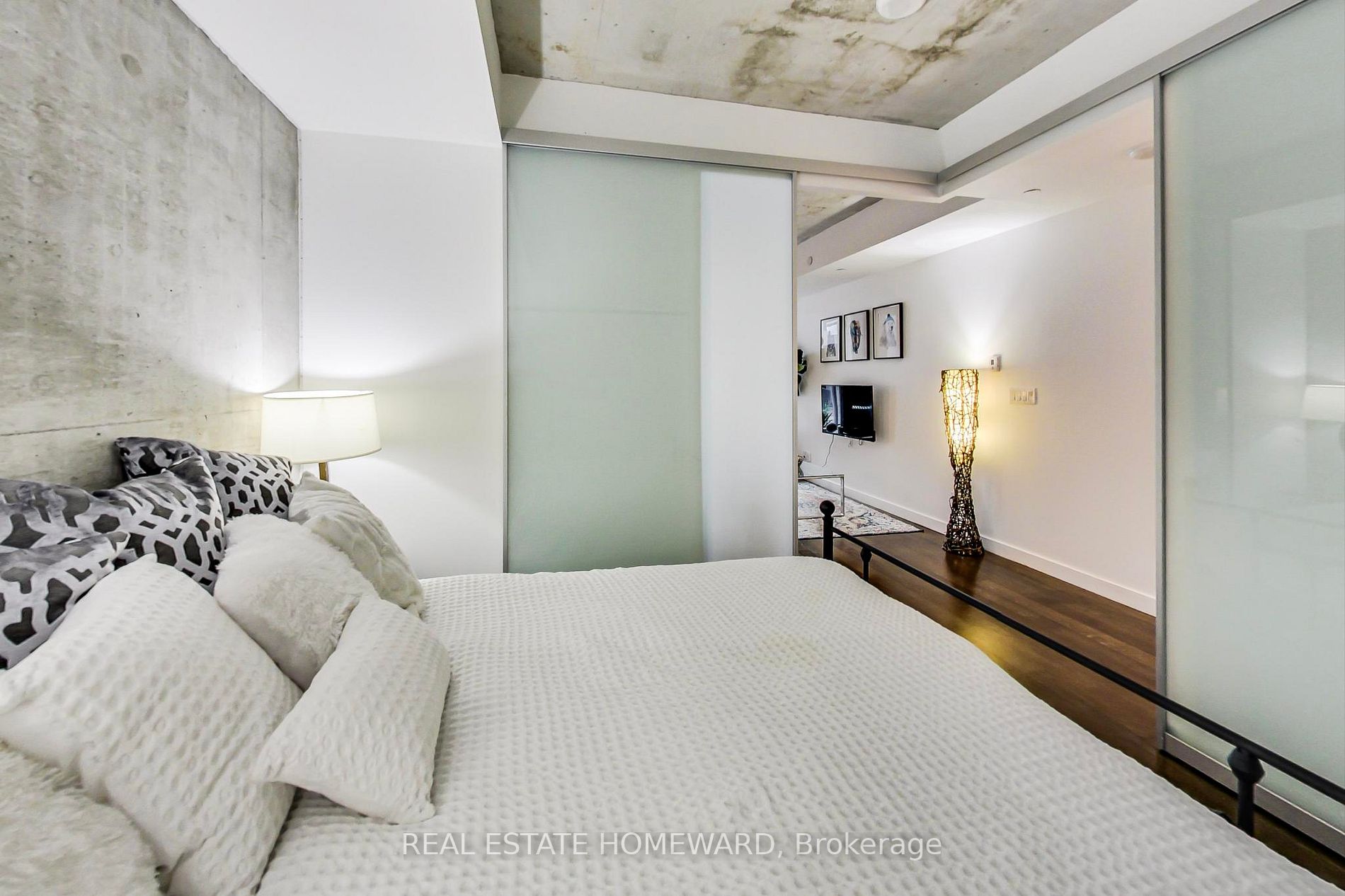 111 Bathurst St, #320