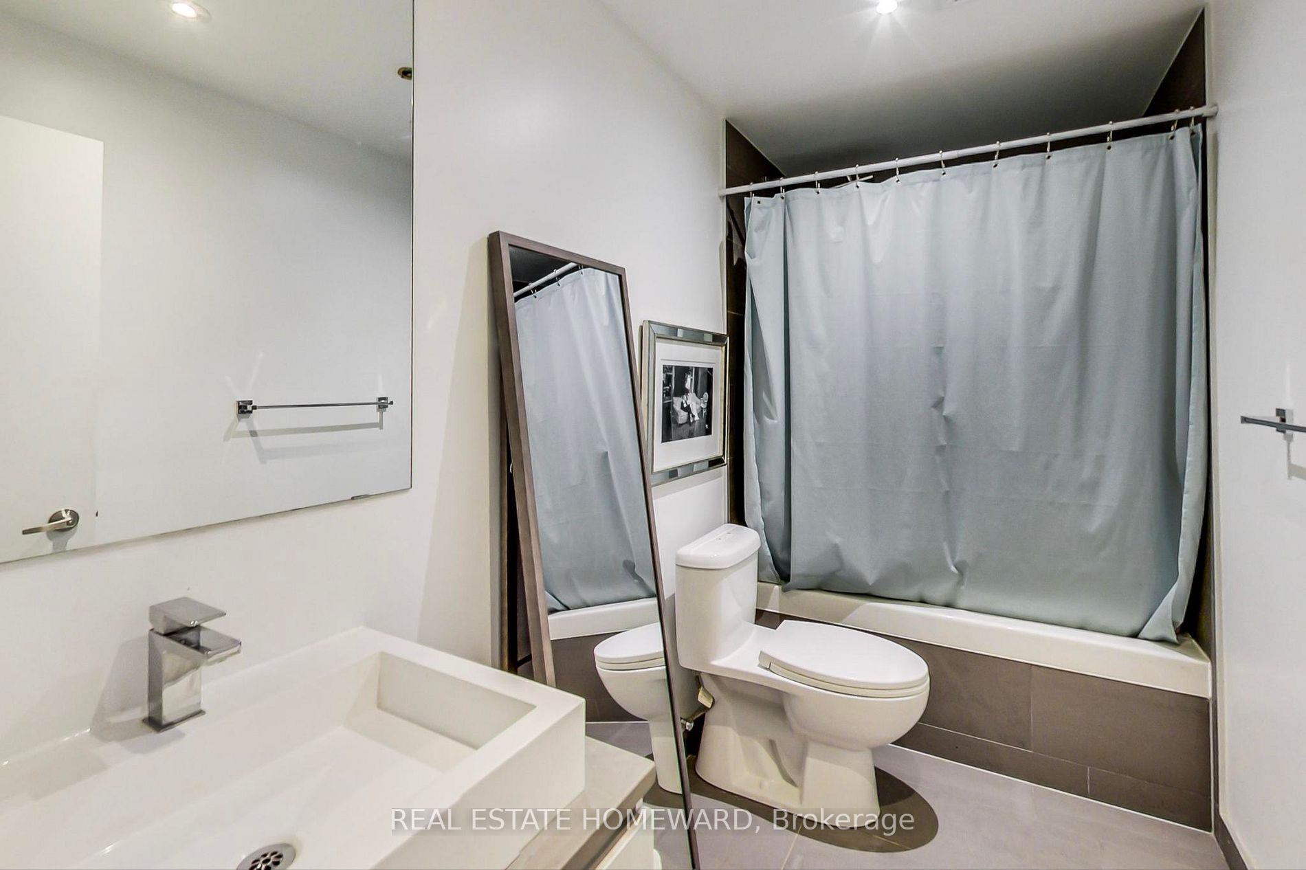 111 Bathurst St, #320