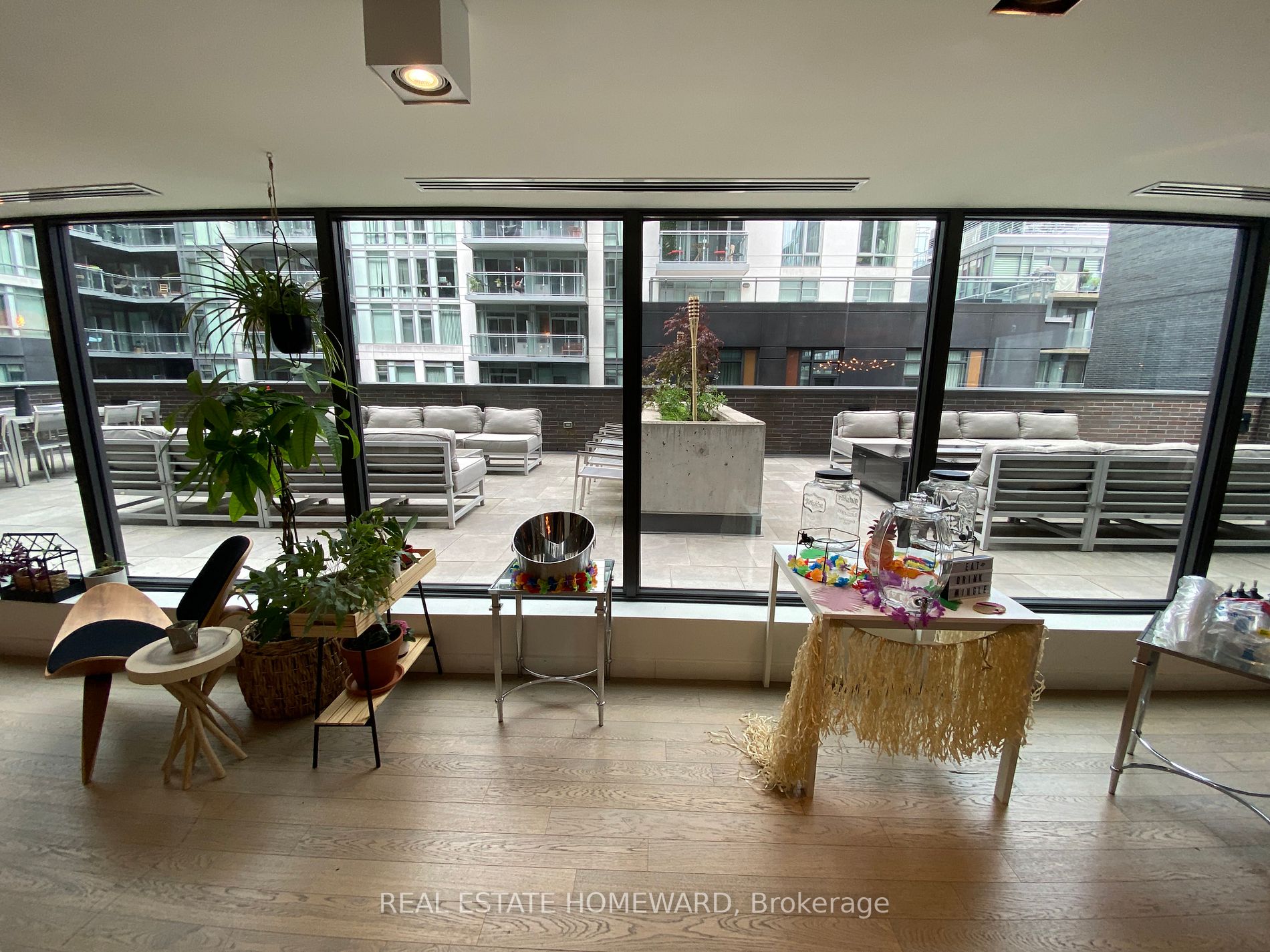 111 Bathurst St, #320