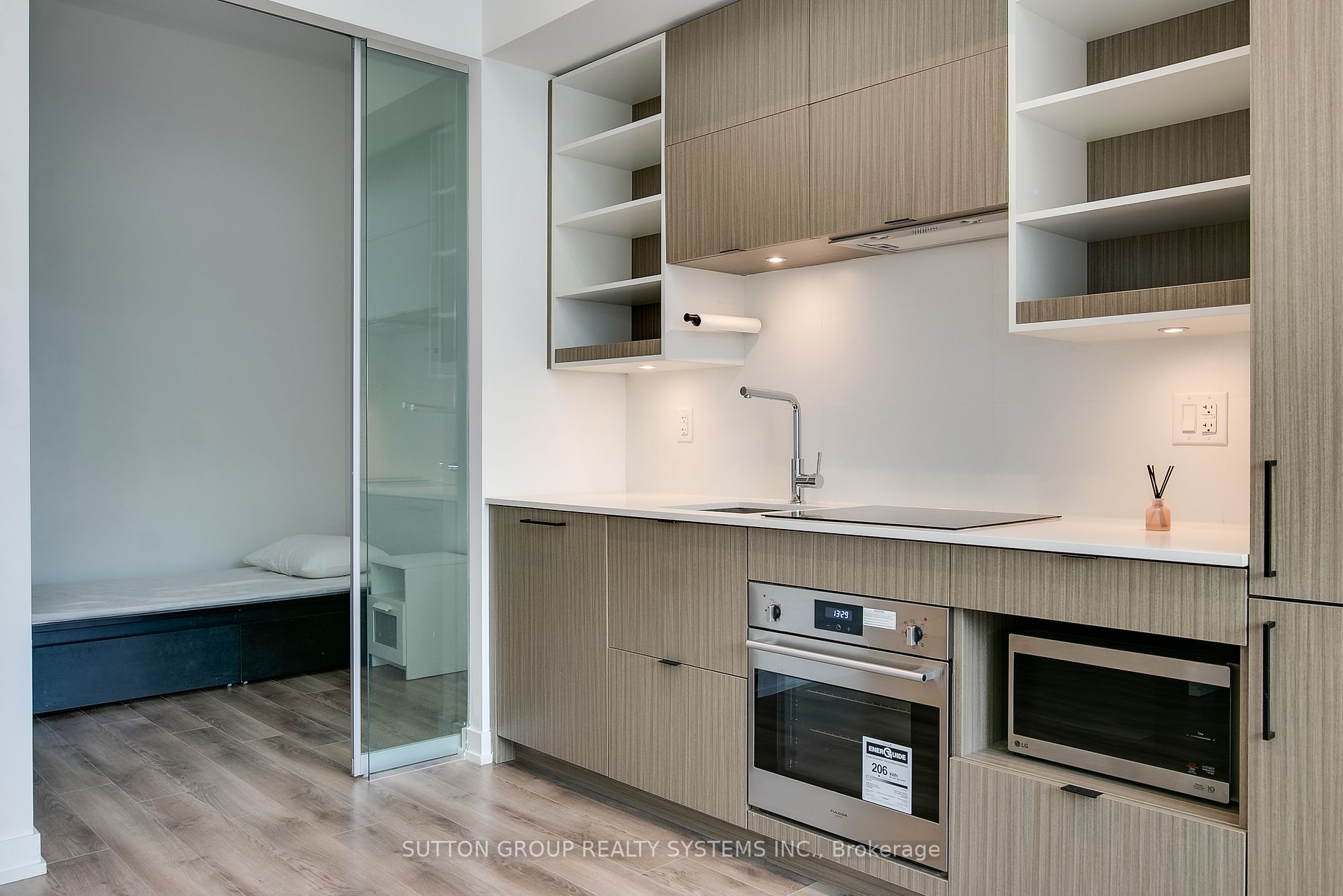 20 Edward St, #404