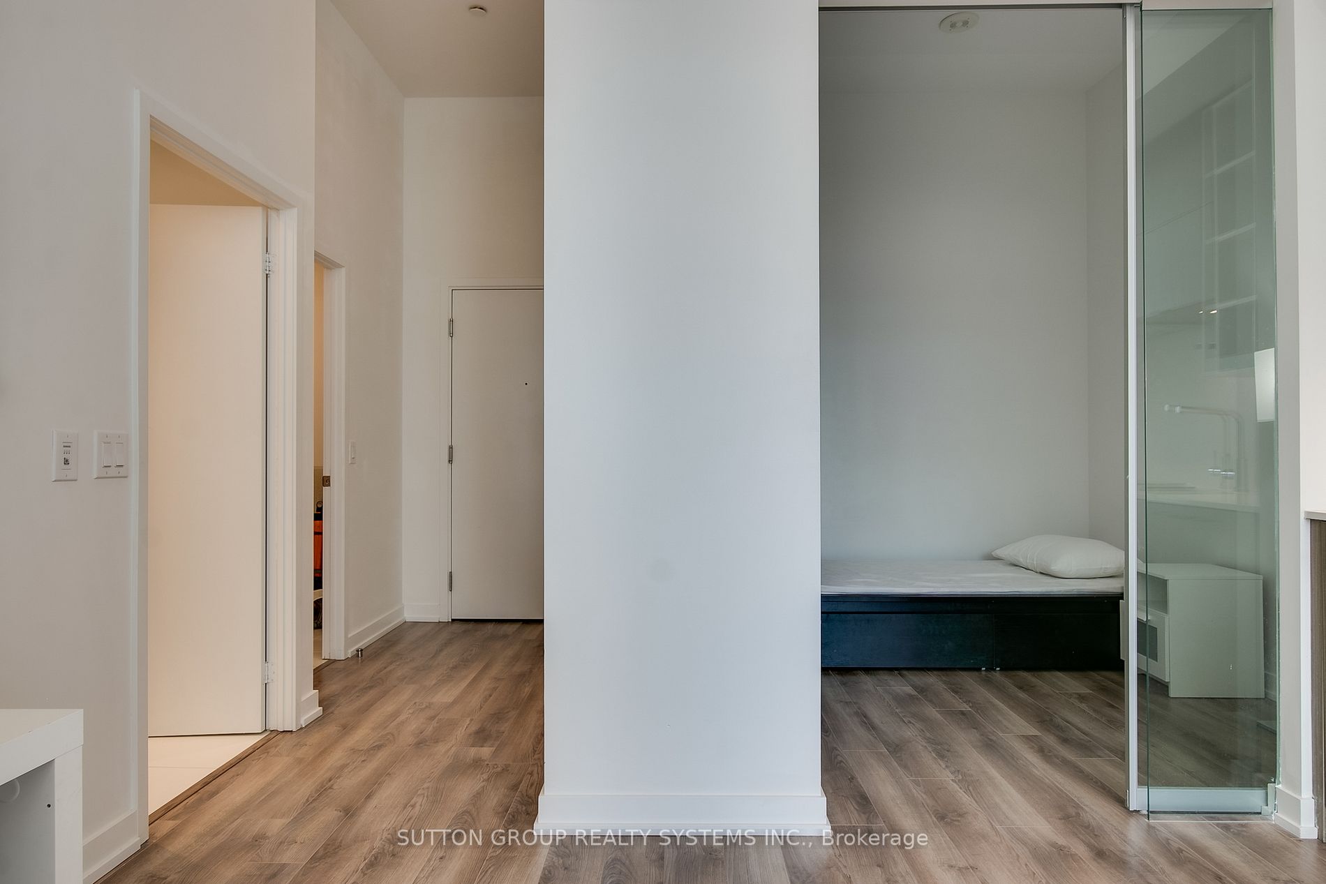 20 Edward St, #404