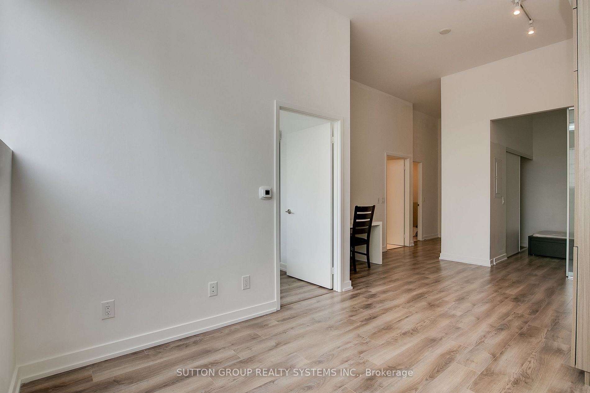 20 Edward St, #404
