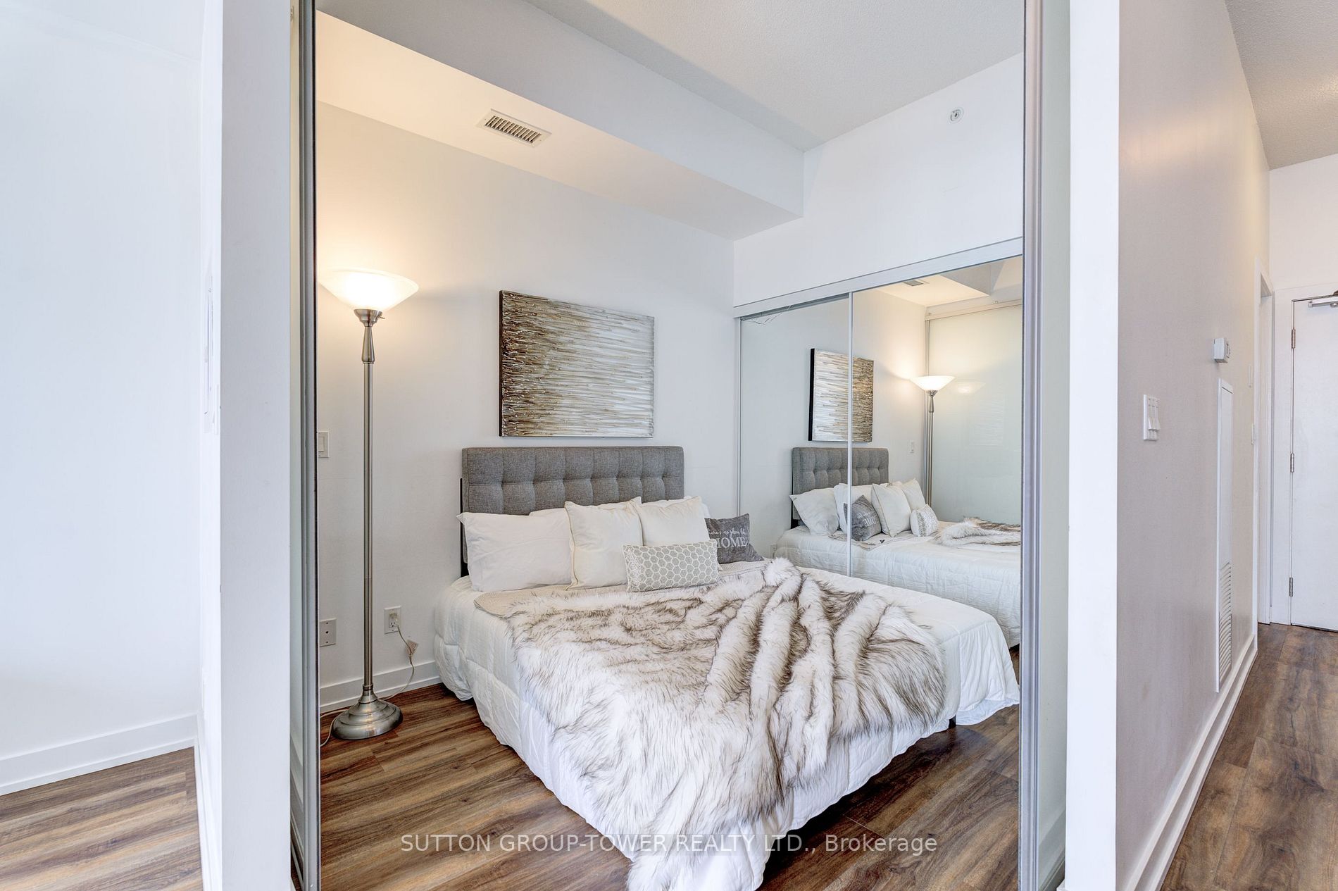 20 Bruyeres Mews, #809