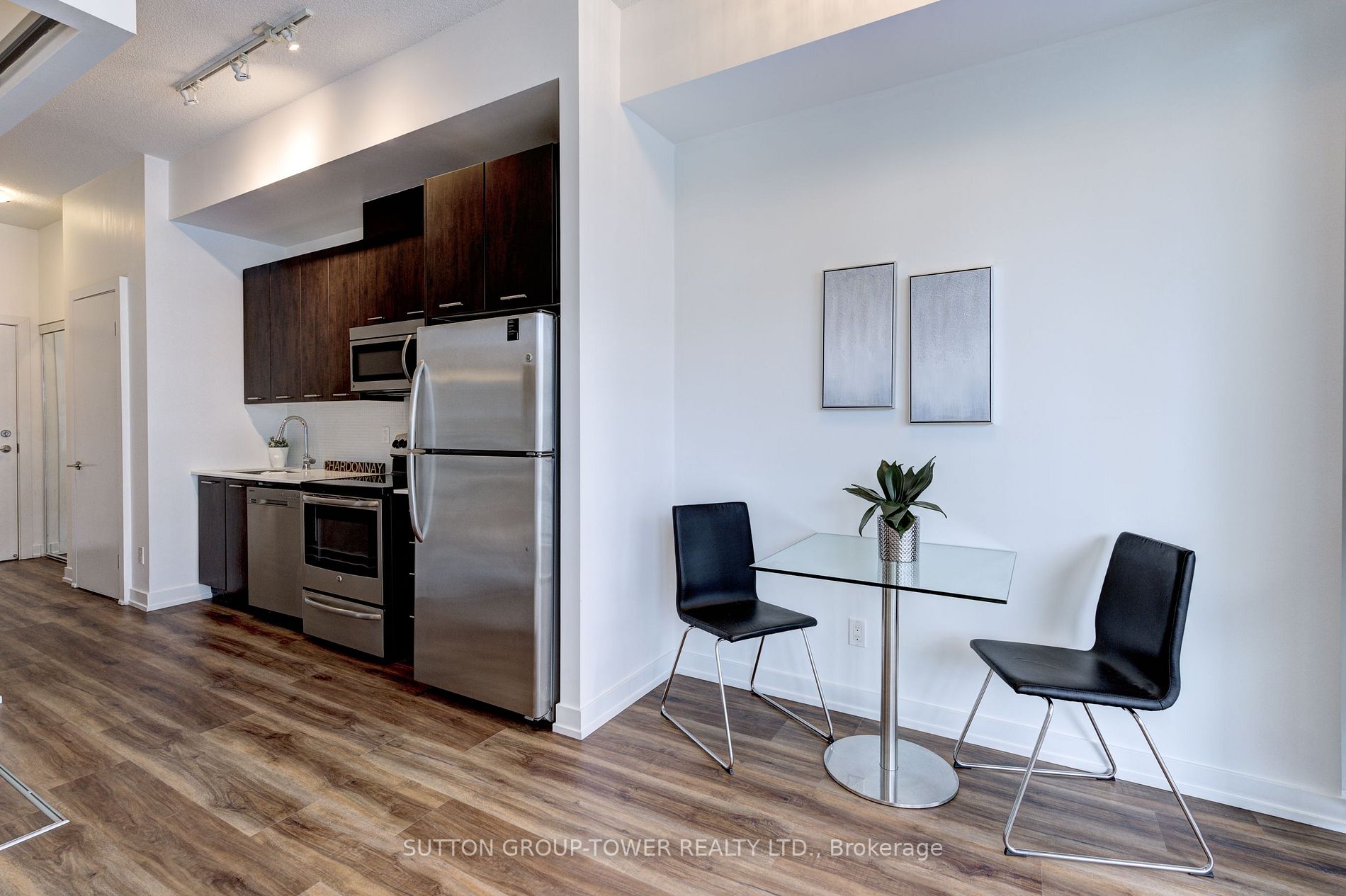 20 Bruyeres Mews, #809