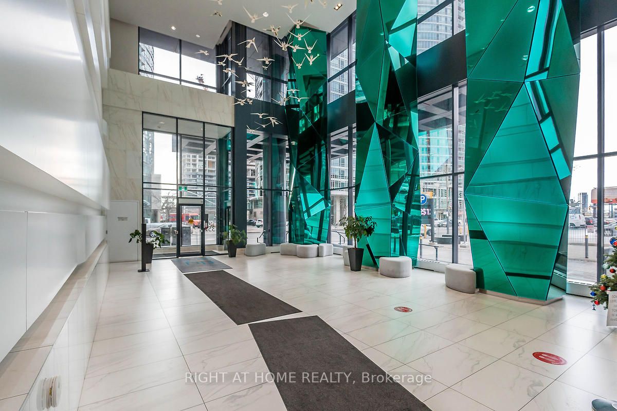 352 Front St W, #512
