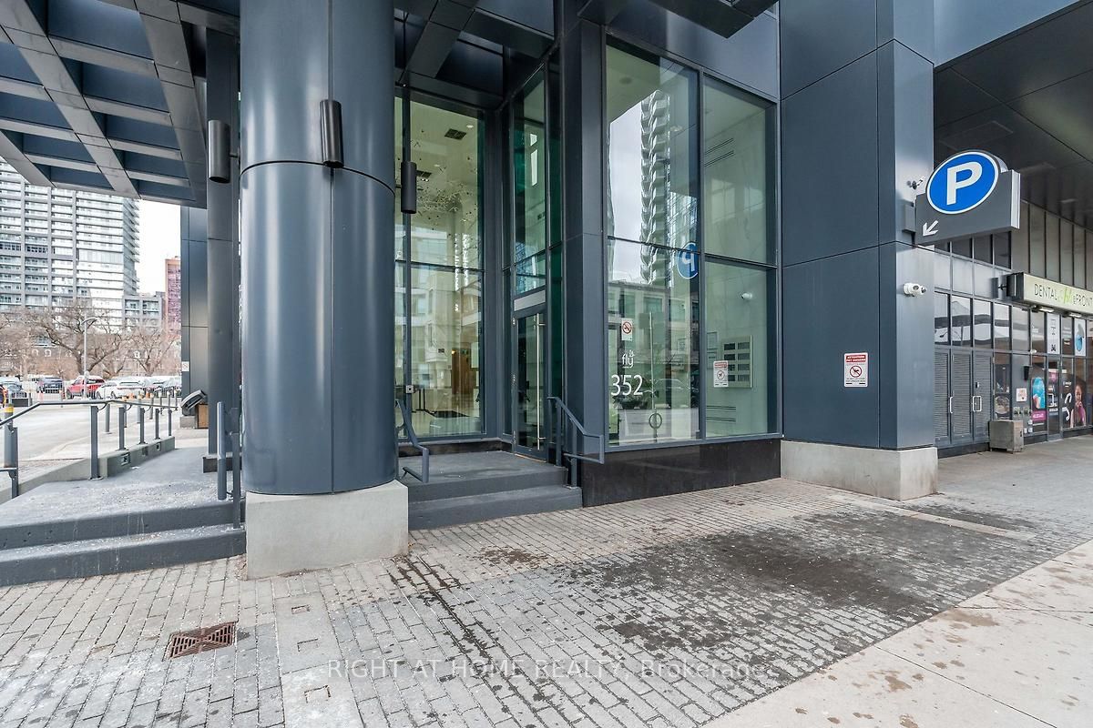 352 Front St W, #512