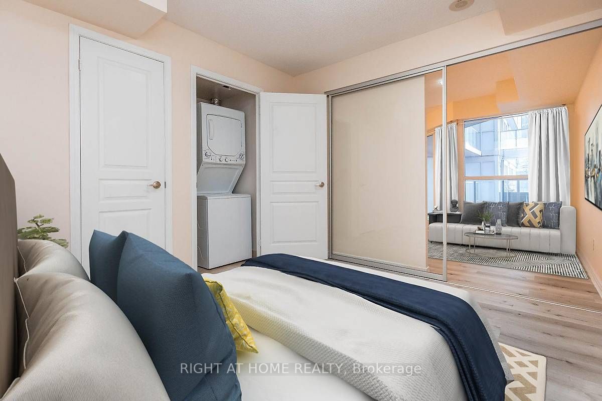 352 Front St W, #512