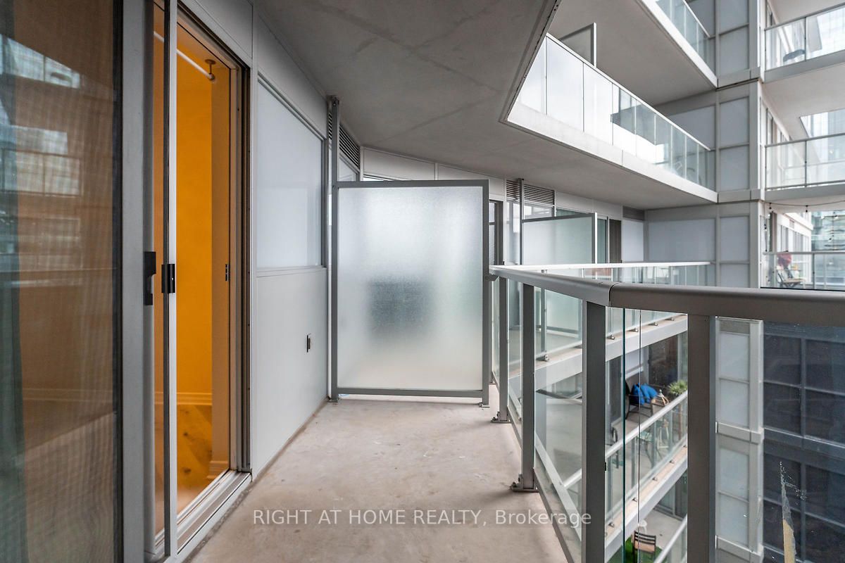 352 Front St W, #512