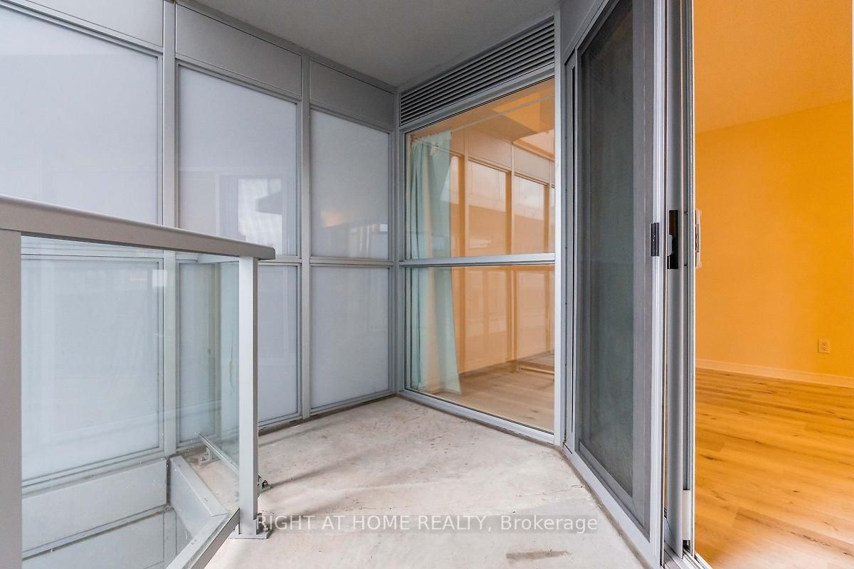 352 Front St W, #512
