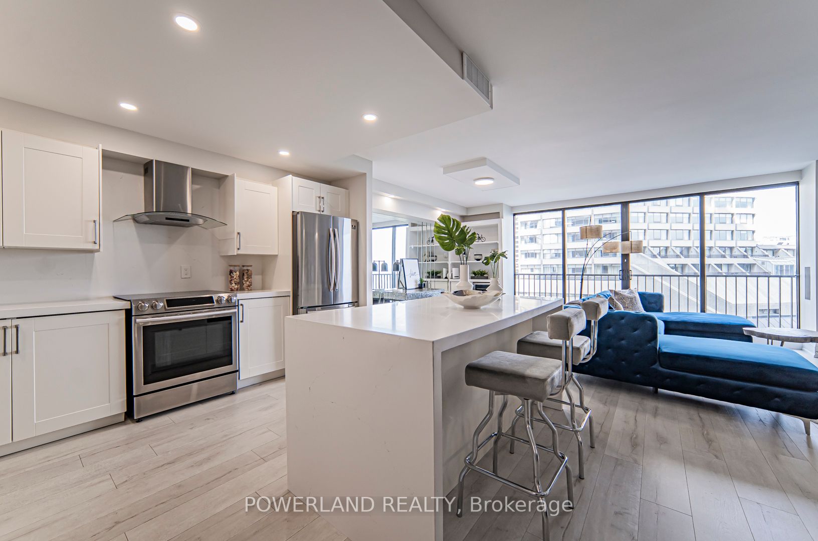 33 Harbour Sq, #834