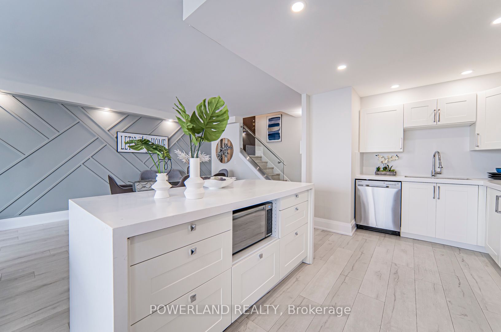 33 Harbour Sq, #834