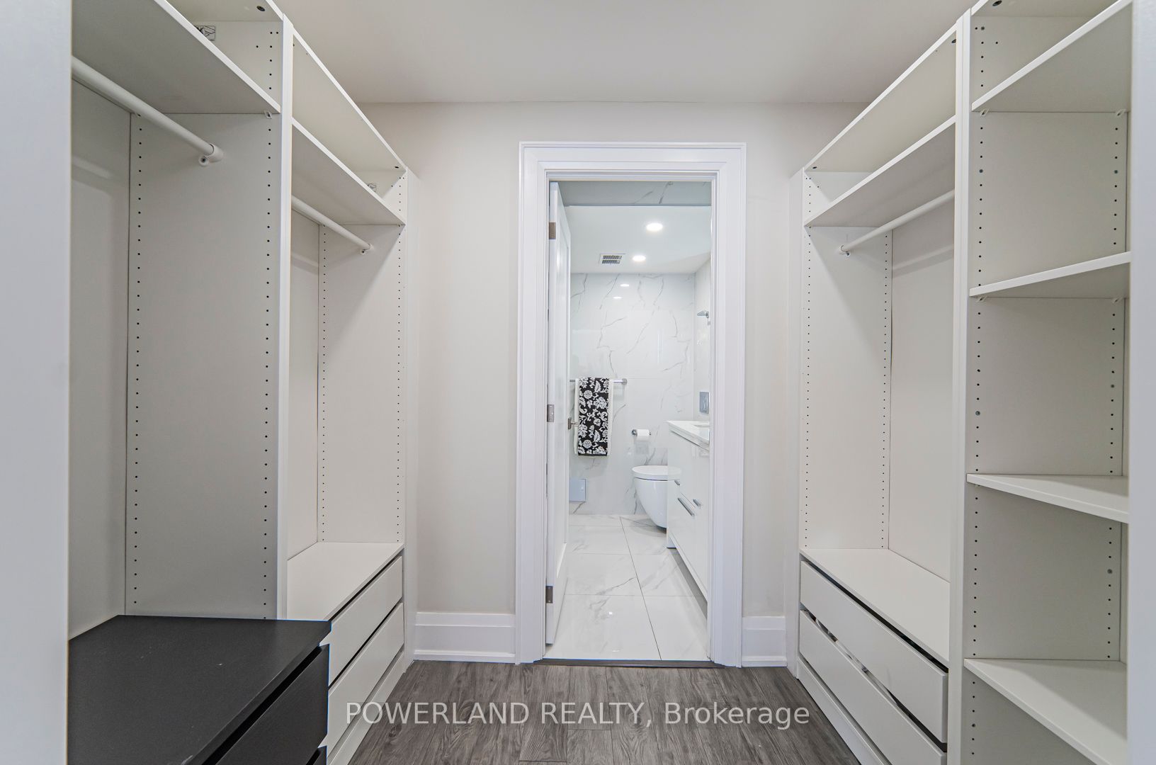 33 Harbour Sq, #834