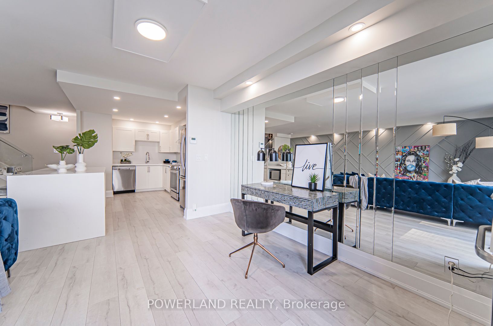 33 Harbour Sq, #834