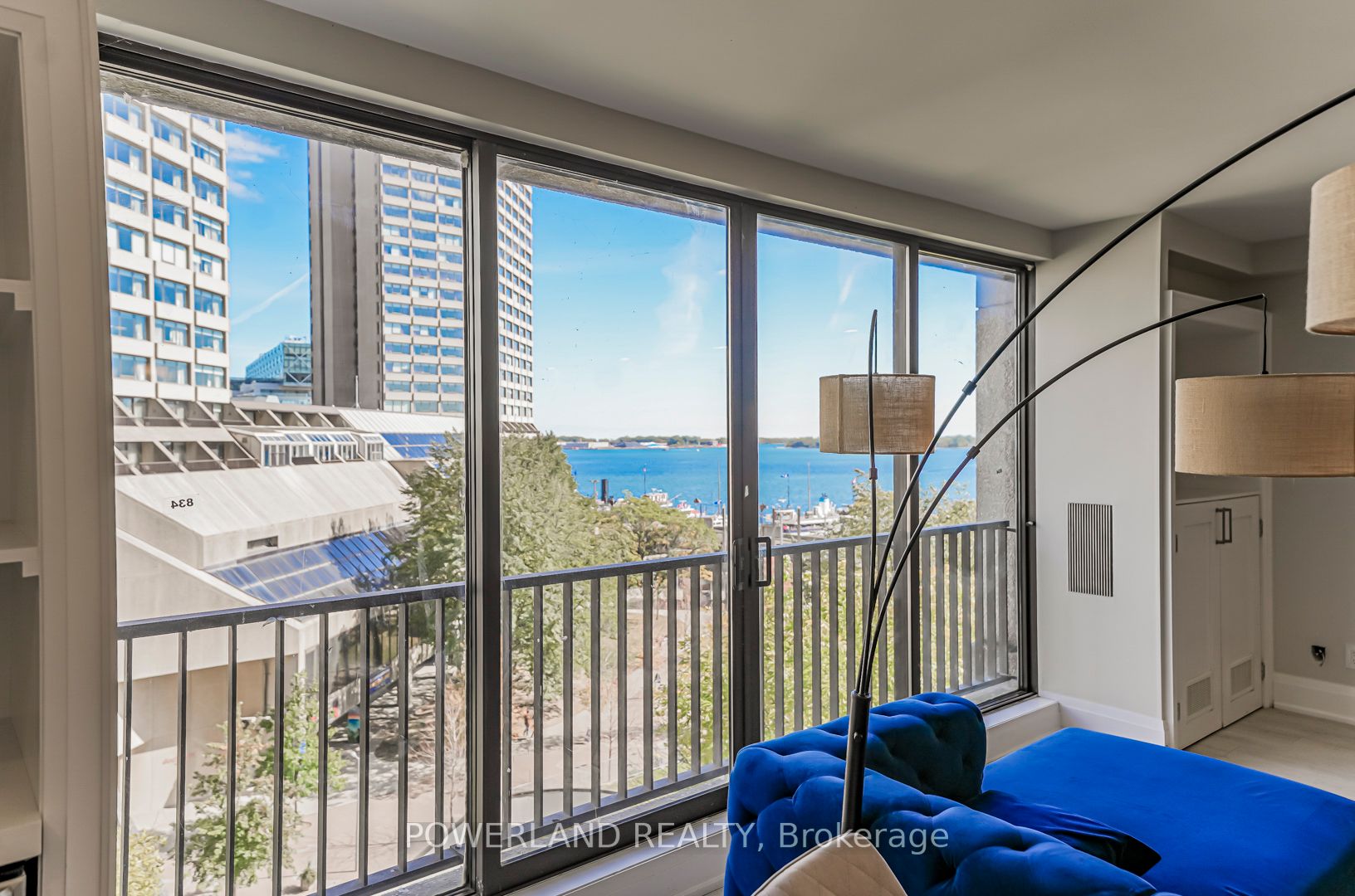 33 Harbour Sq, #834