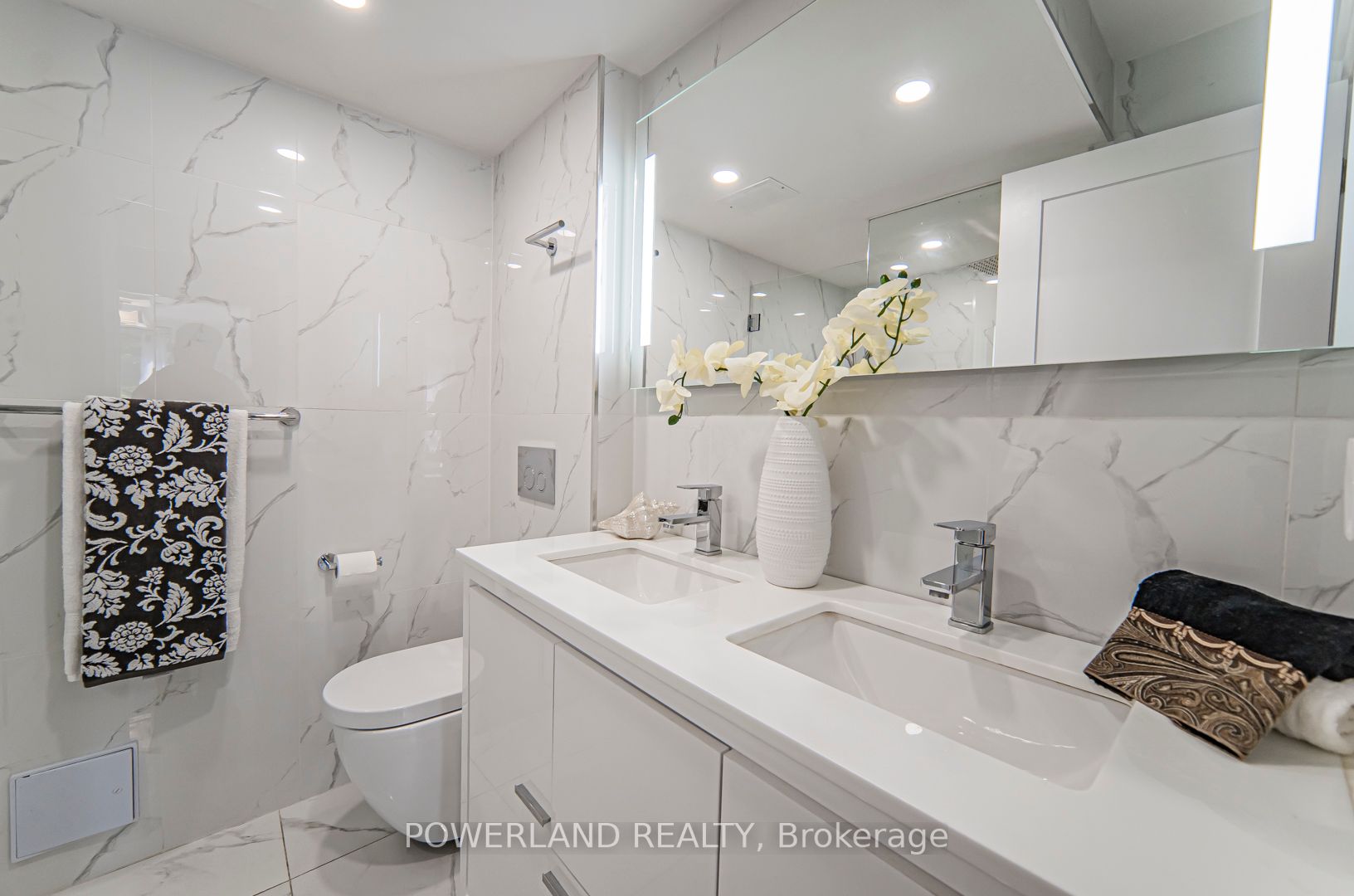 33 Harbour Sq, #834