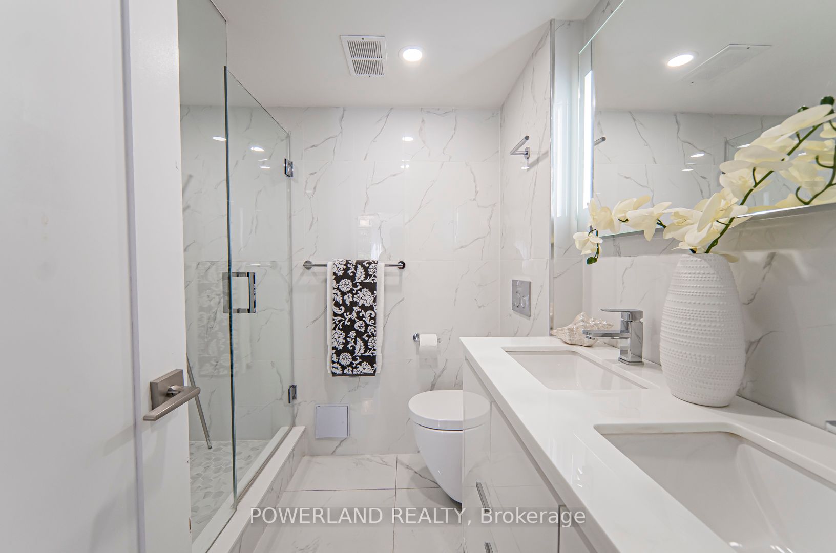 33 Harbour Sq, #834