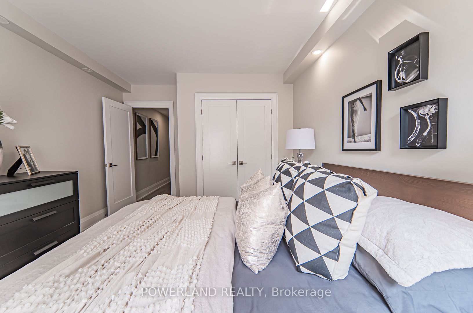 33 Harbour Sq, #834