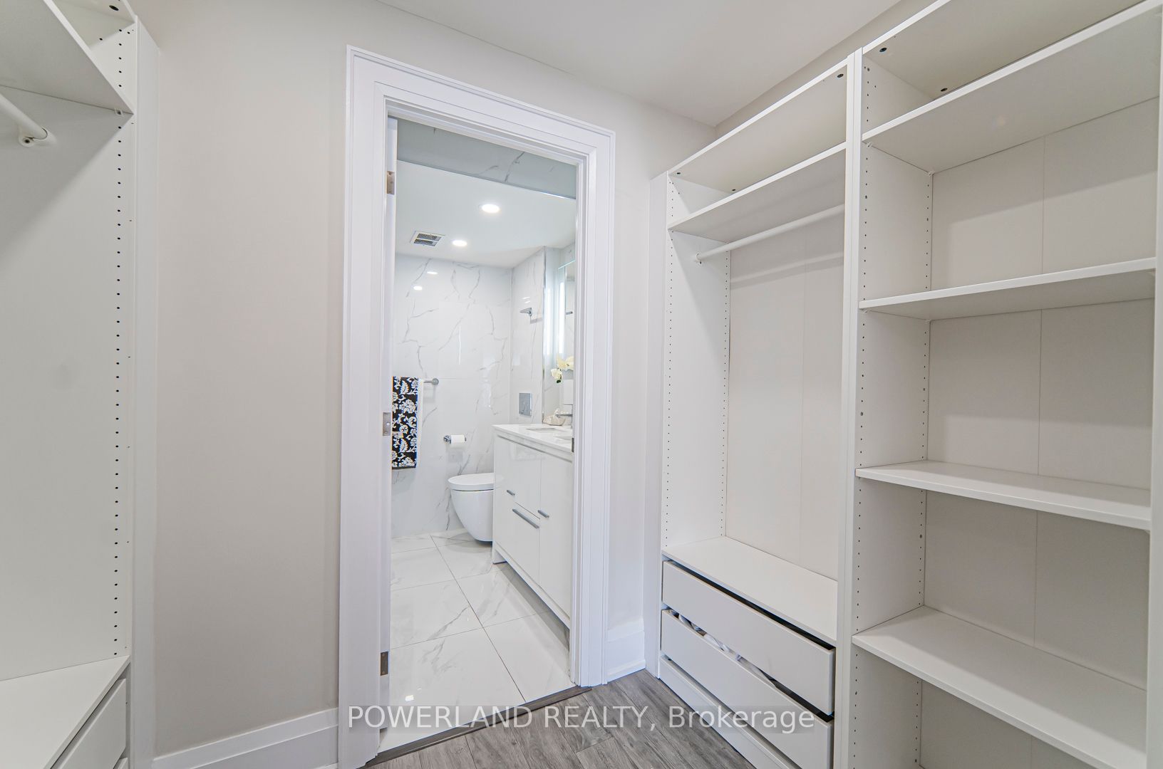33 Harbour Sq, #834