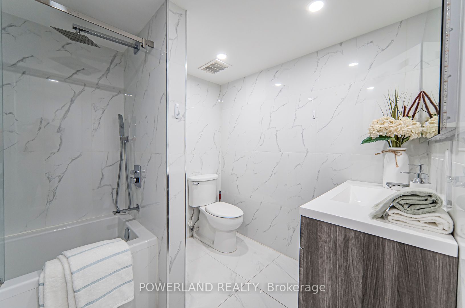 33 Harbour Sq, #834