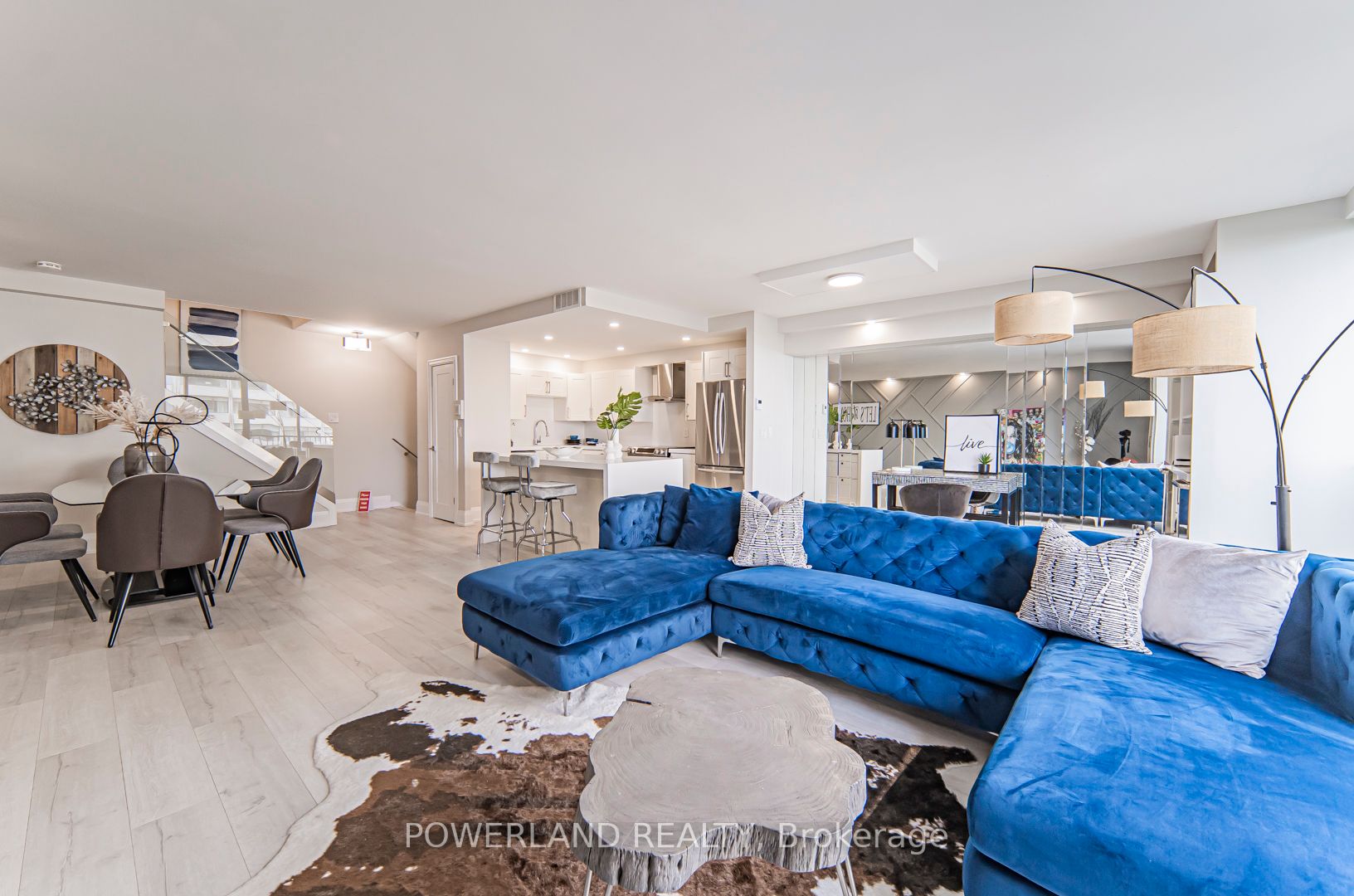 33 Harbour Sq, #834