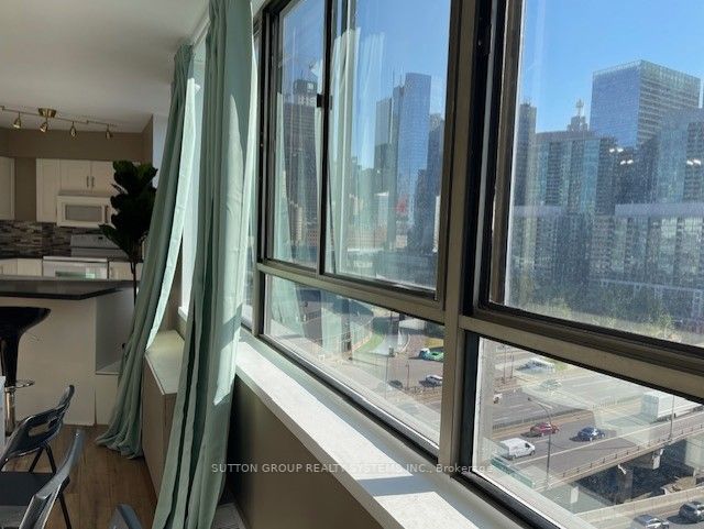 260 Queens Quay W, #1406