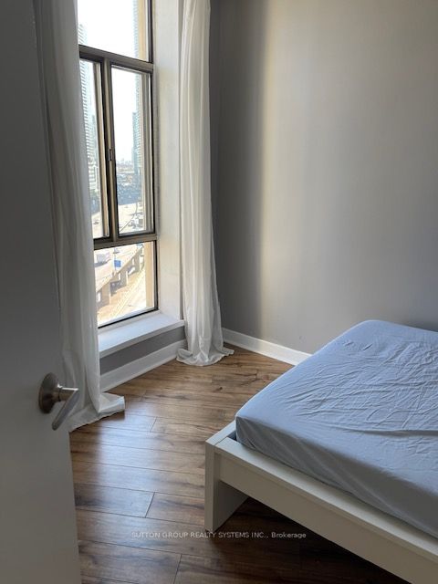 260 Queens Quay W, #1406
