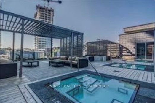 121 Mcmahon Dr, #607