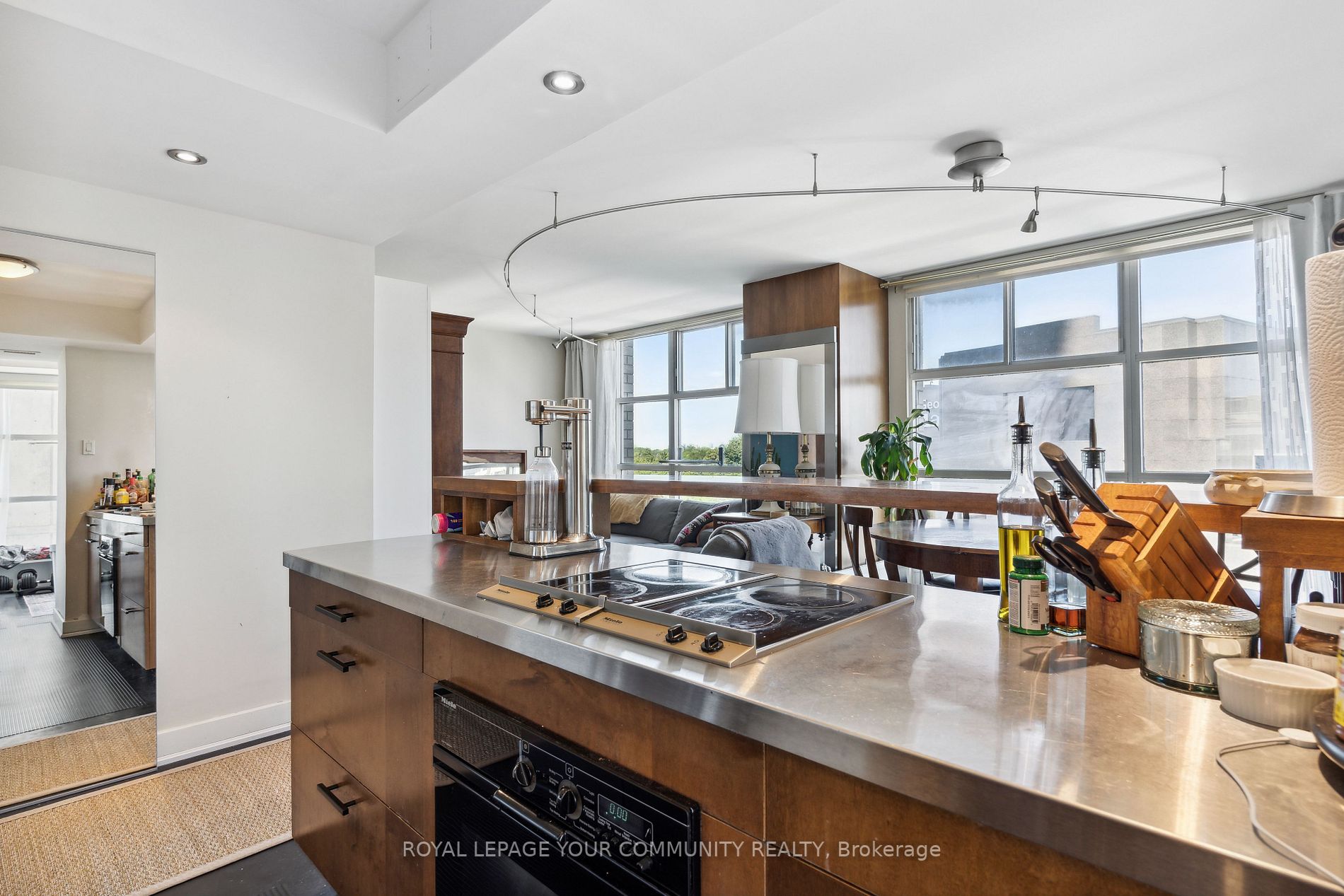 409 Bloor St E, #602