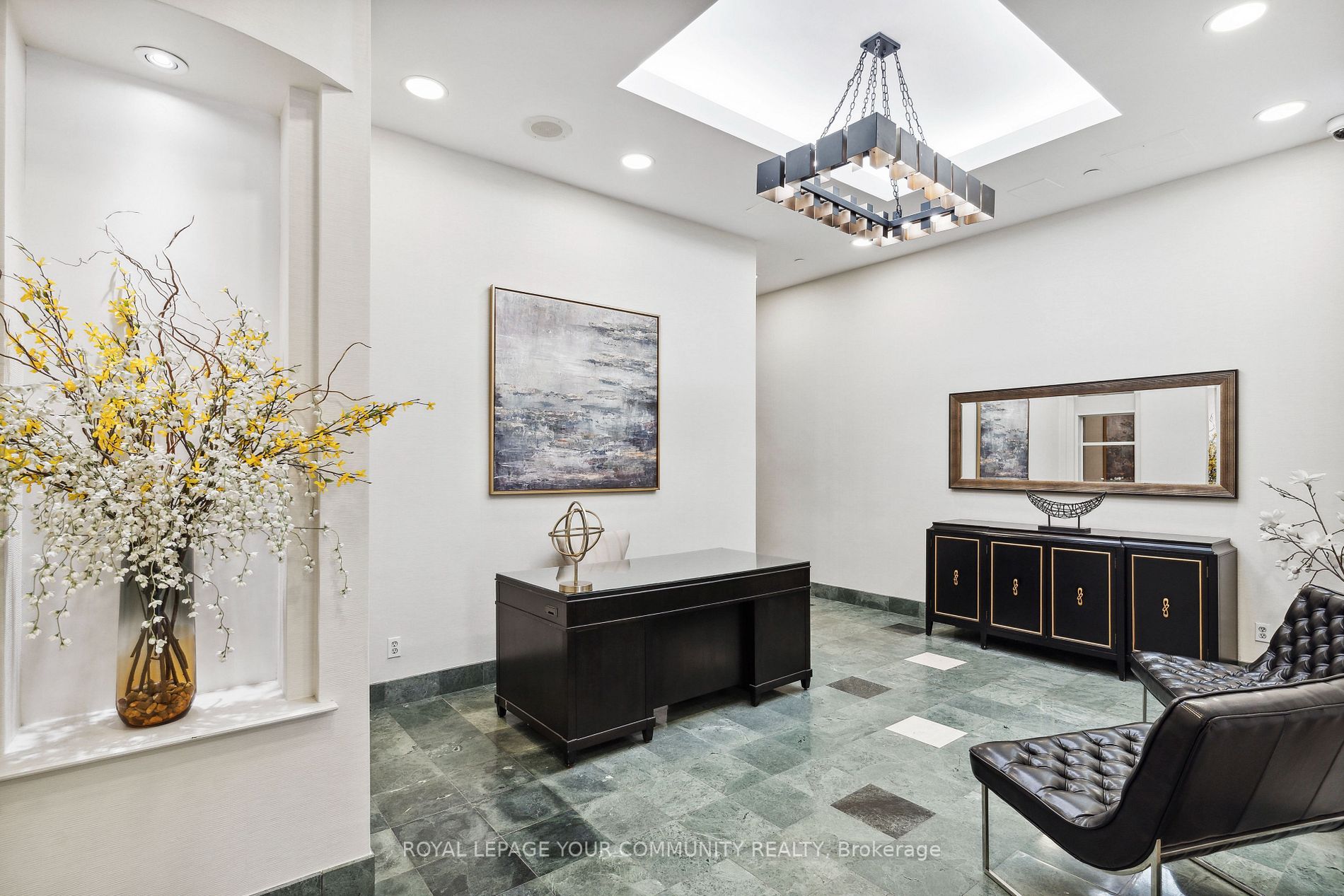 409 Bloor St E, #602