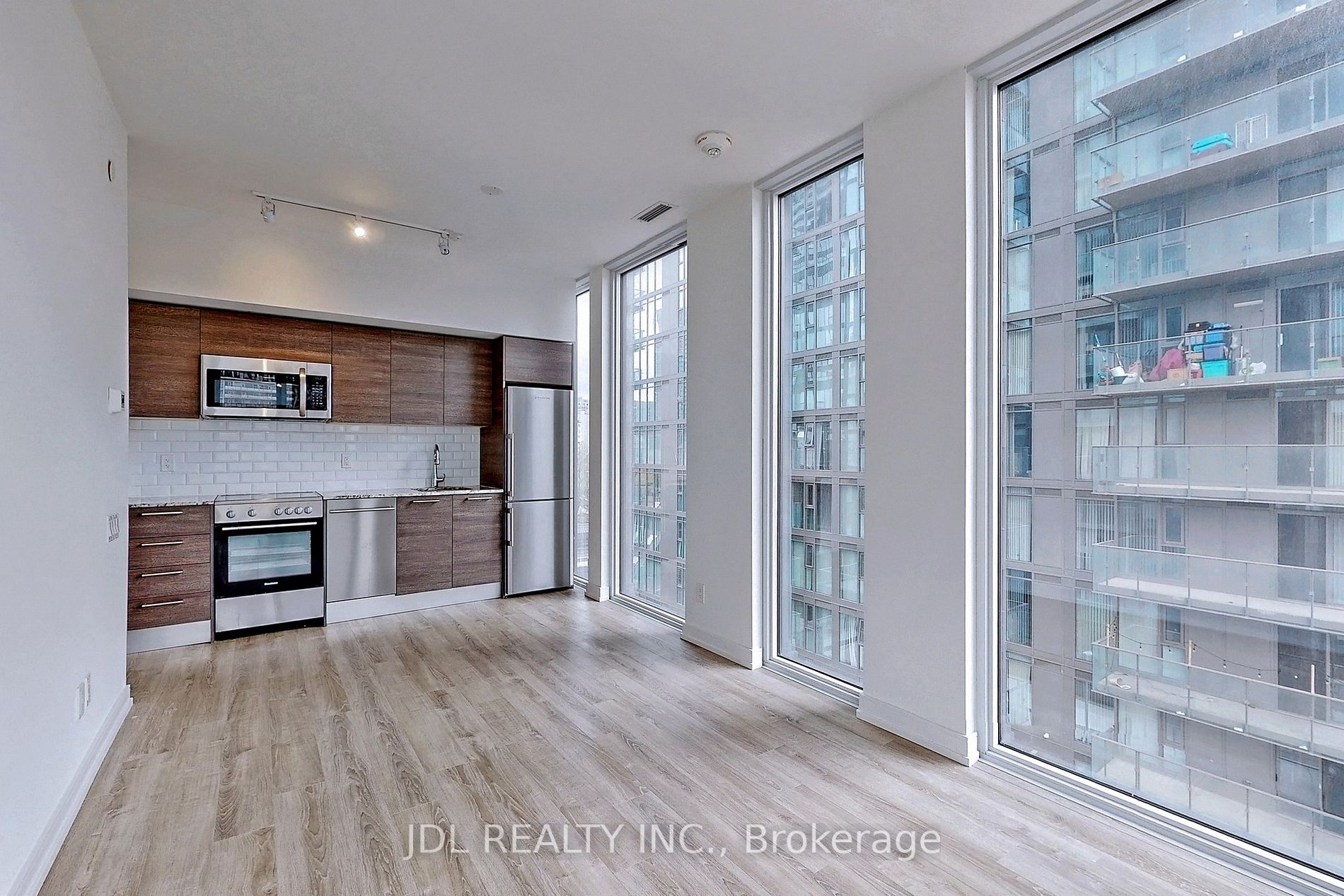 28 Wellesley St E, #804