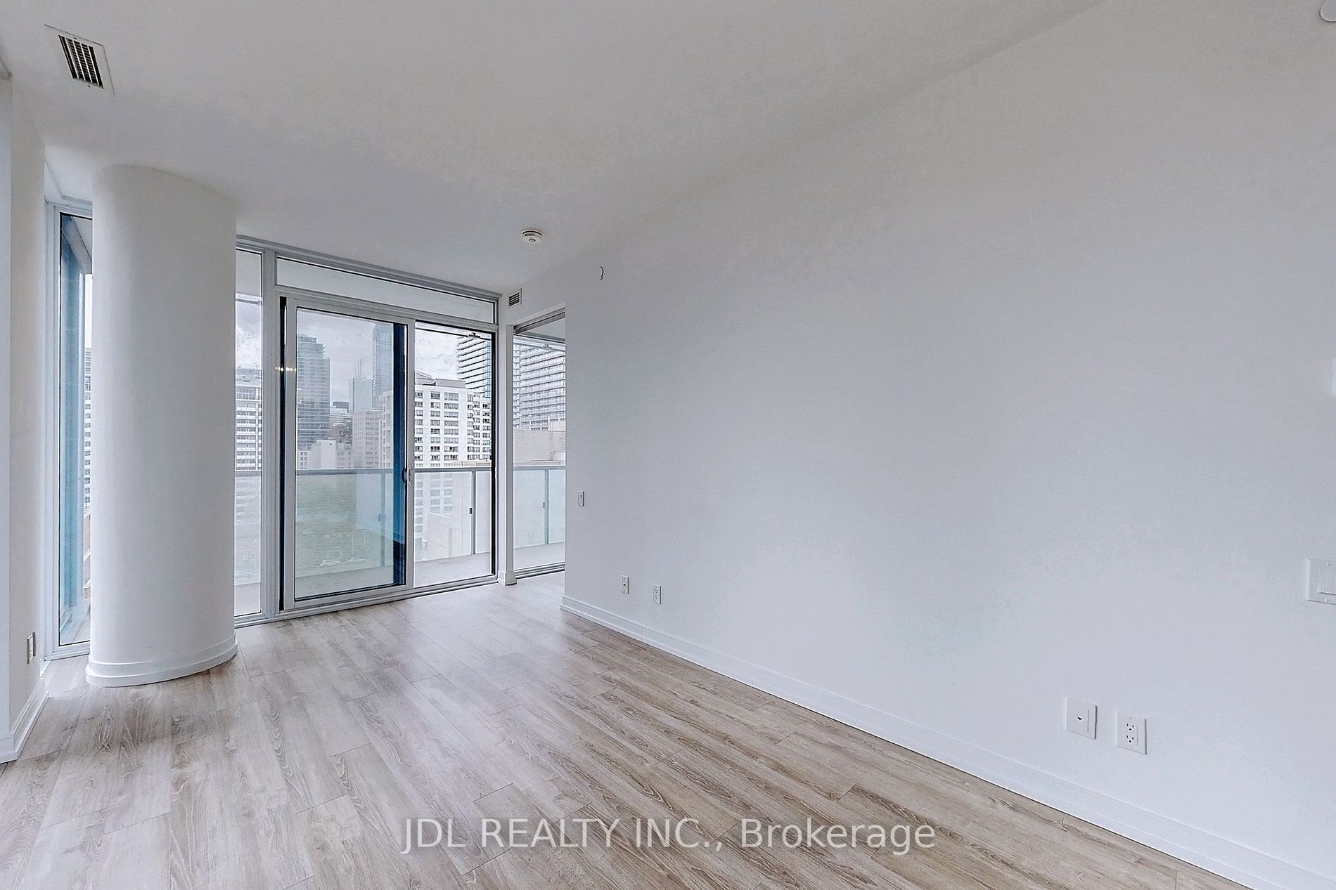 28 Wellesley St E, #804