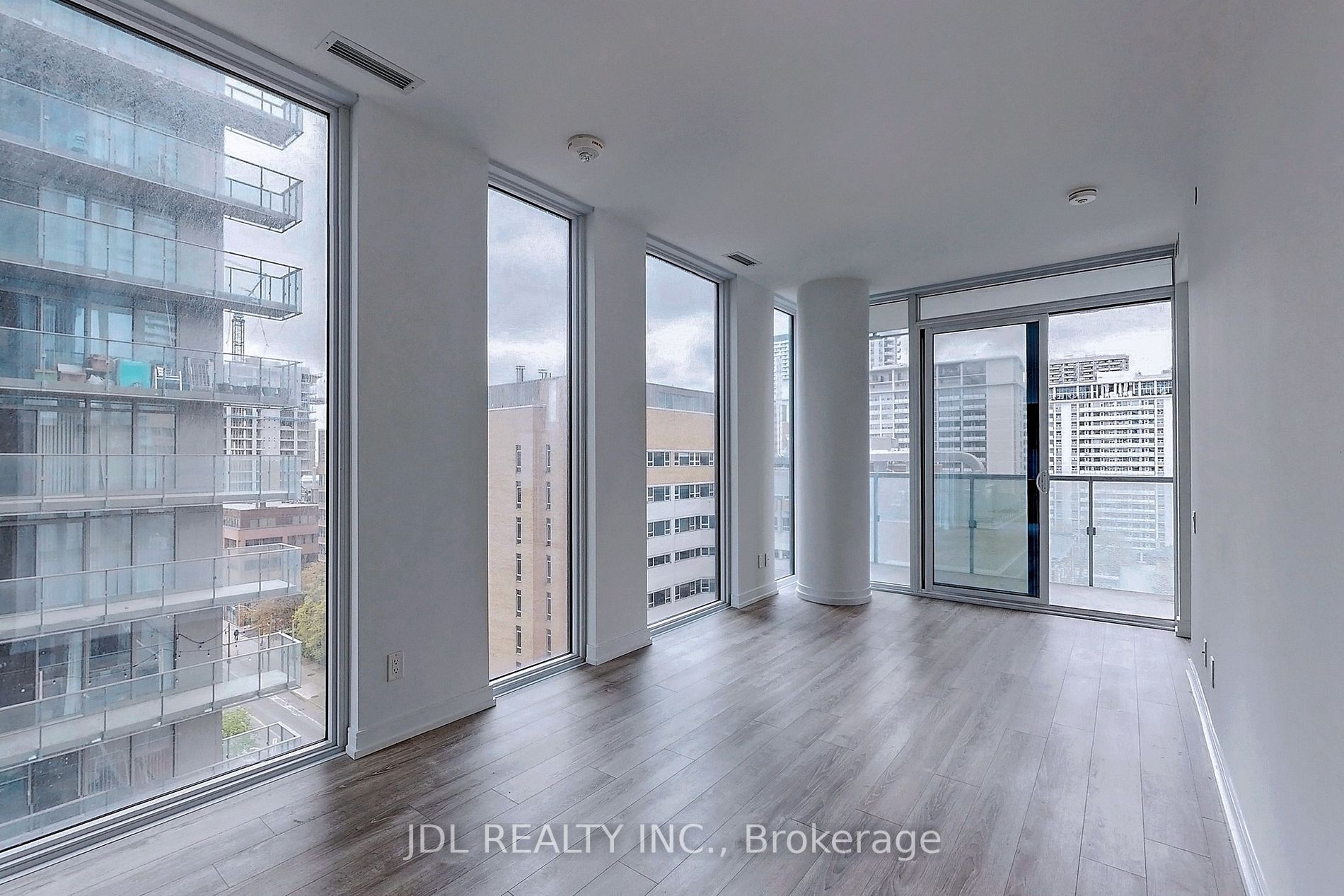 28 Wellesley St E, #804