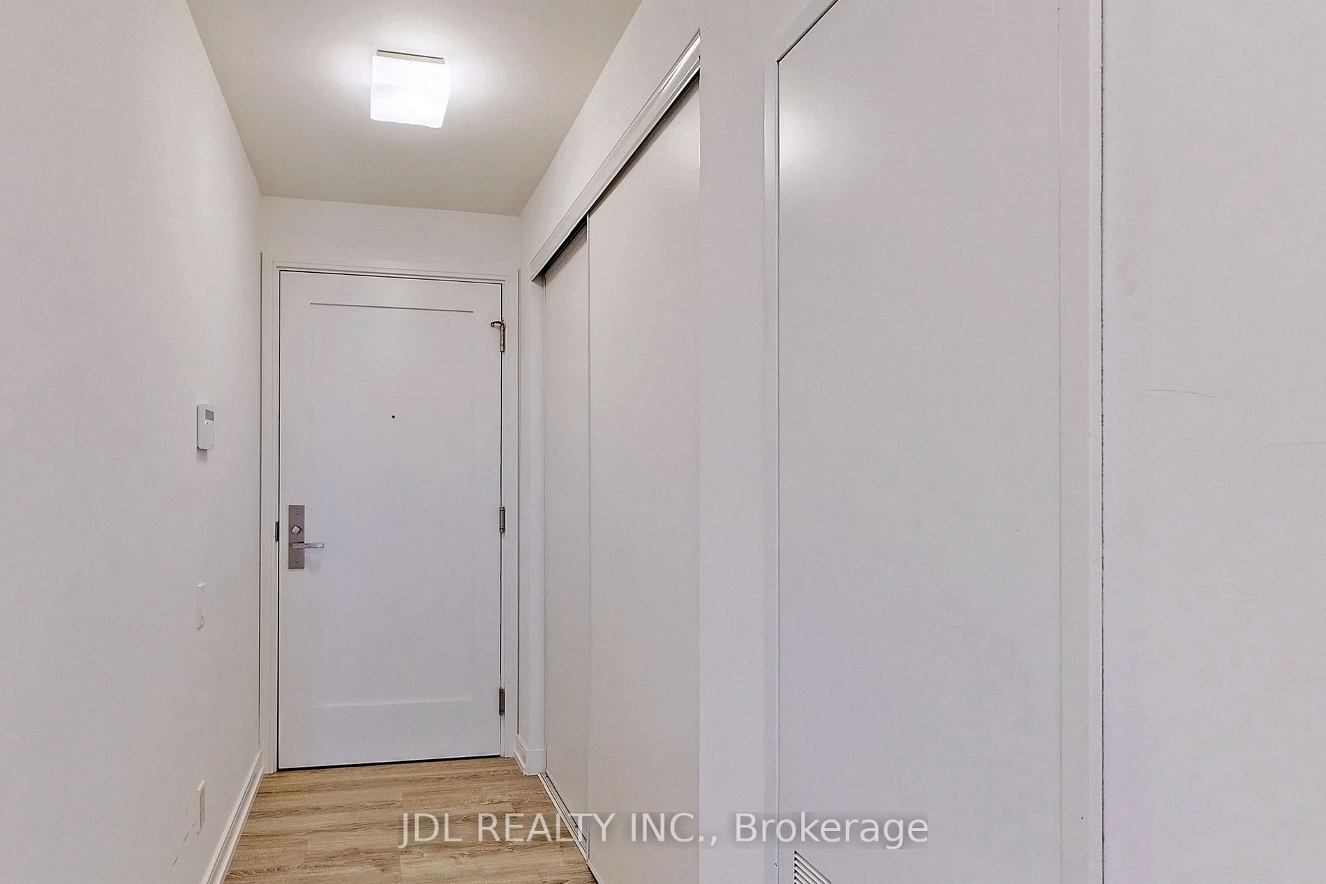 28 Wellesley St E, #804