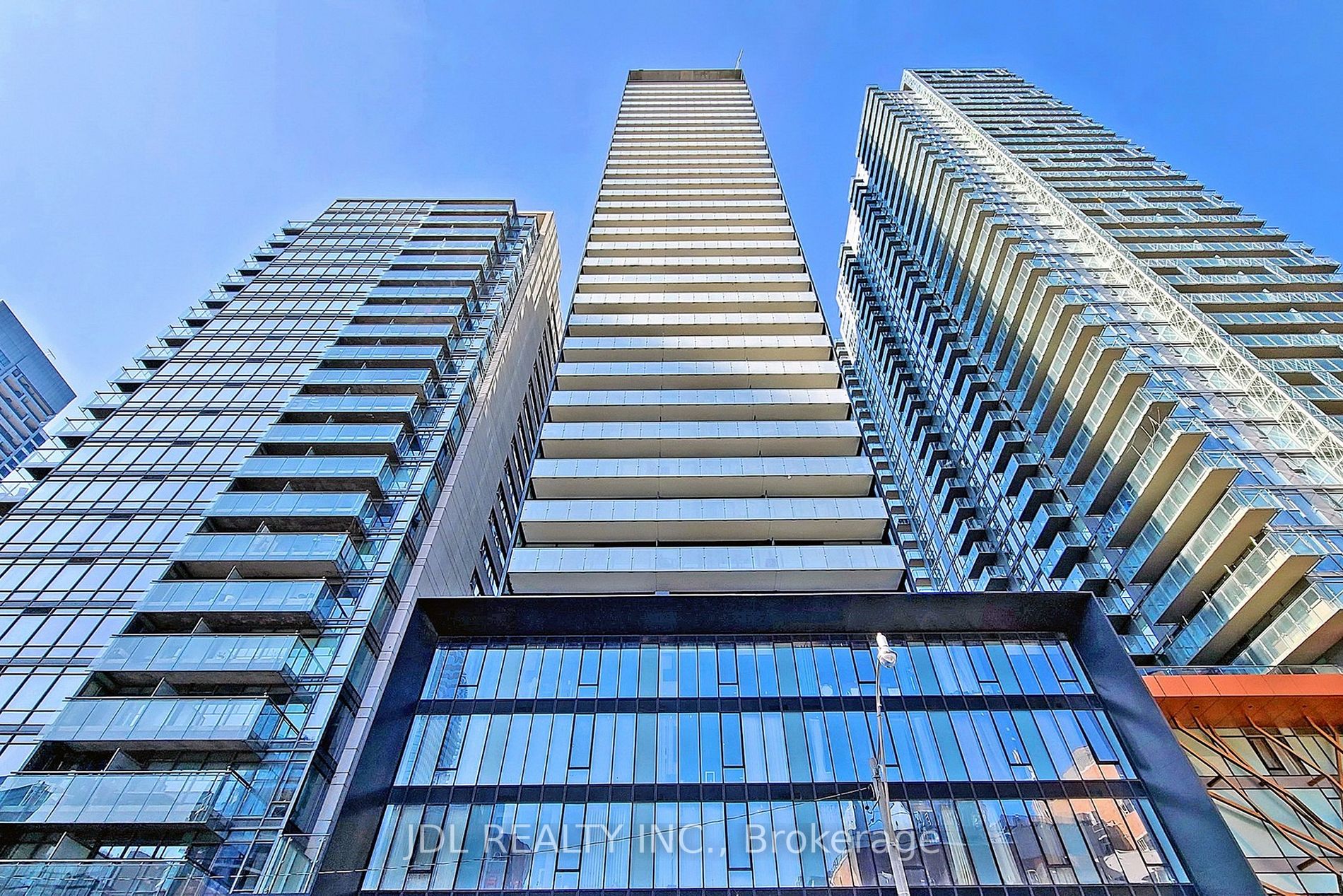 28 Wellesley St E, #804