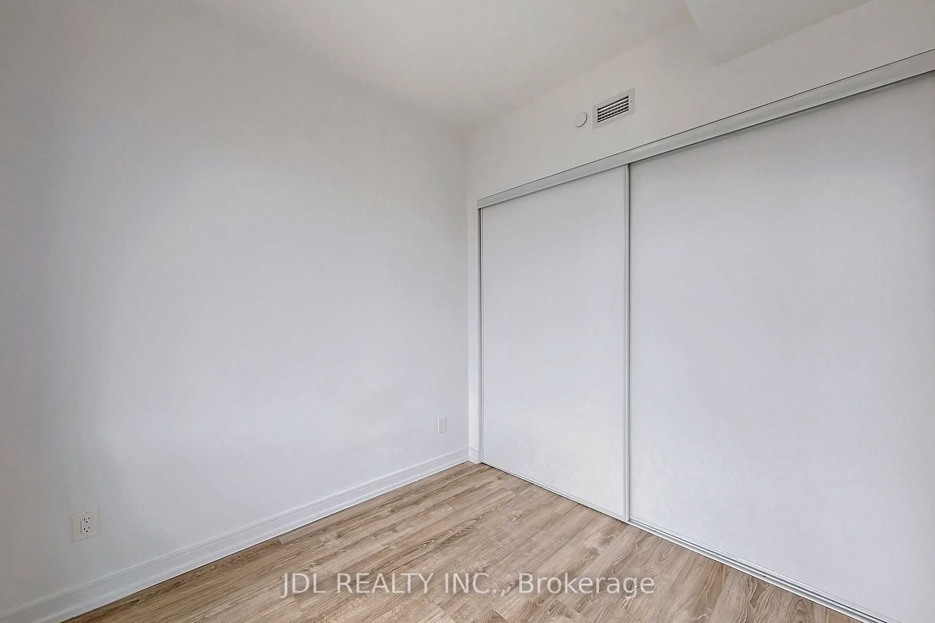 28 Wellesley St E, #804