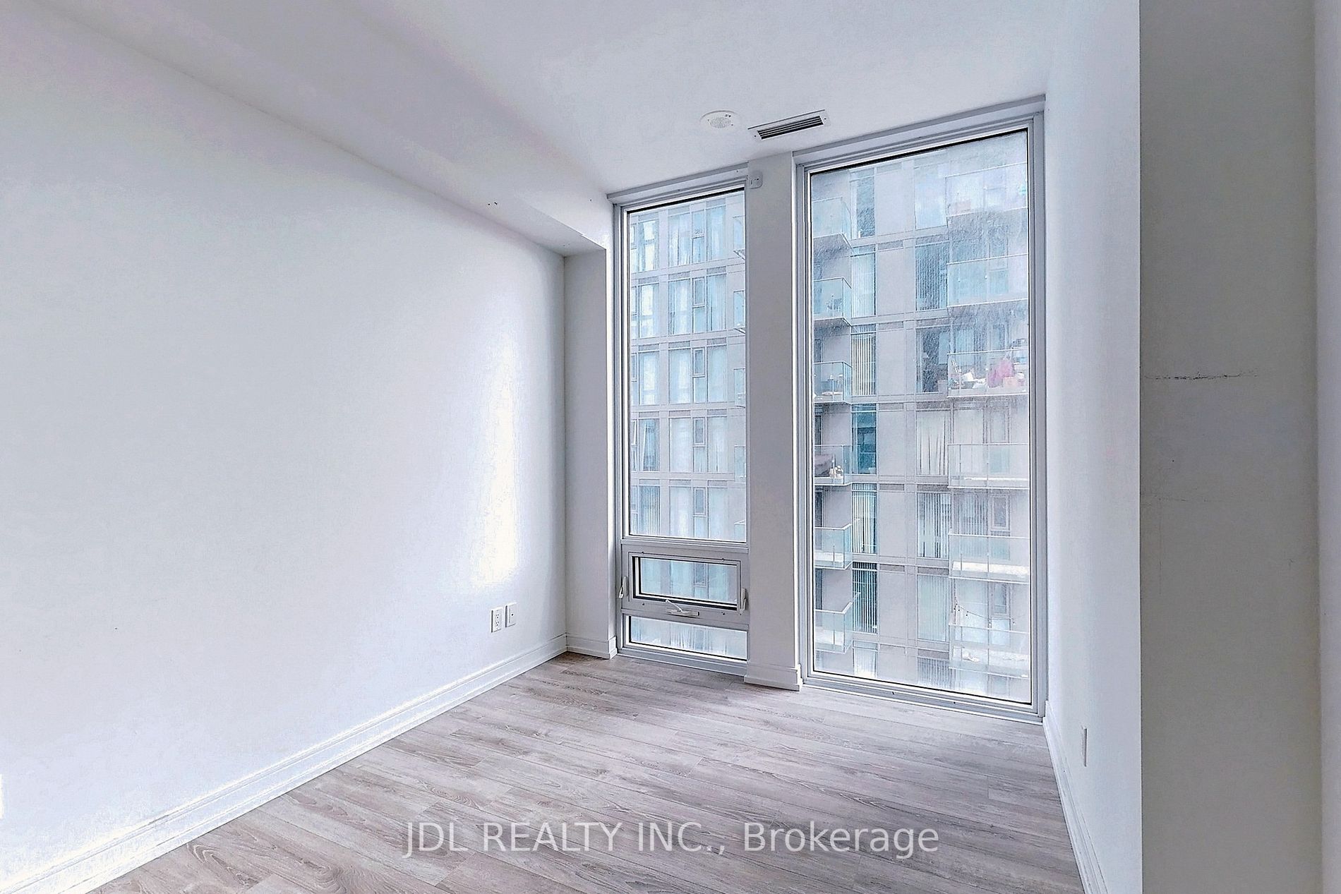 28 Wellesley St E, #804