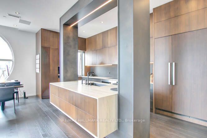 700 King St W, #612
