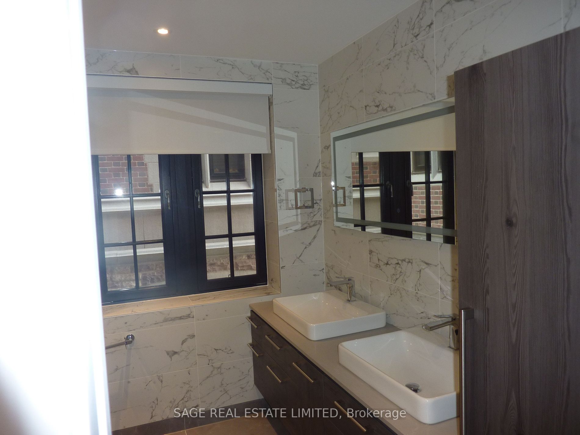 2 Clarendon Ave, #210