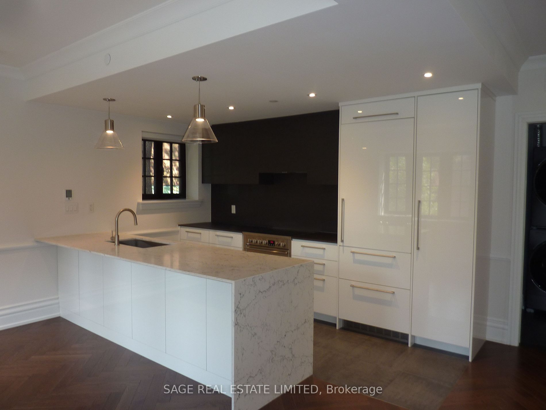 2 Clarendon Ave, #210