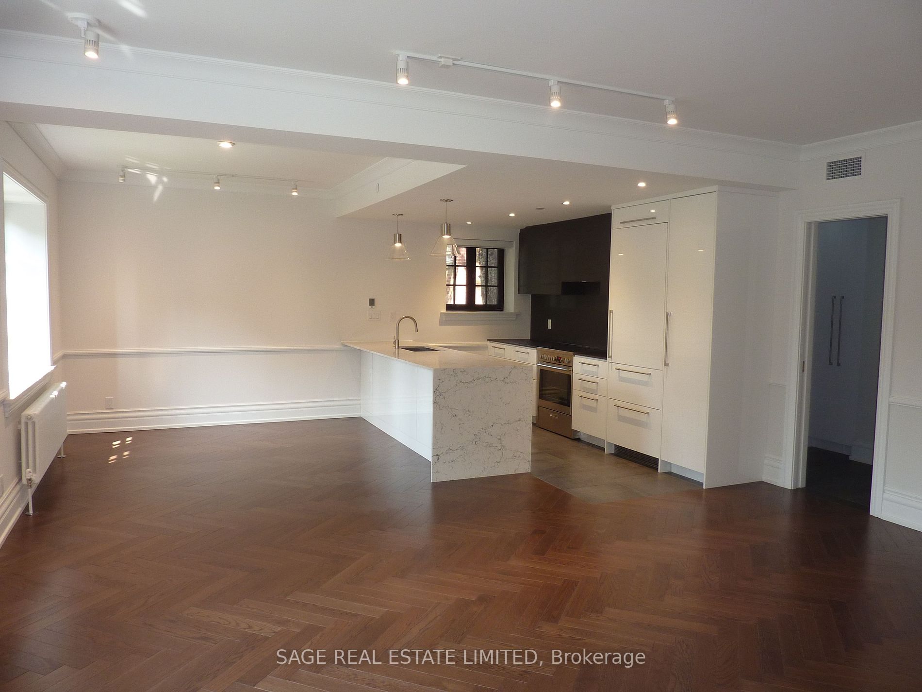 2 Clarendon Ave, #210