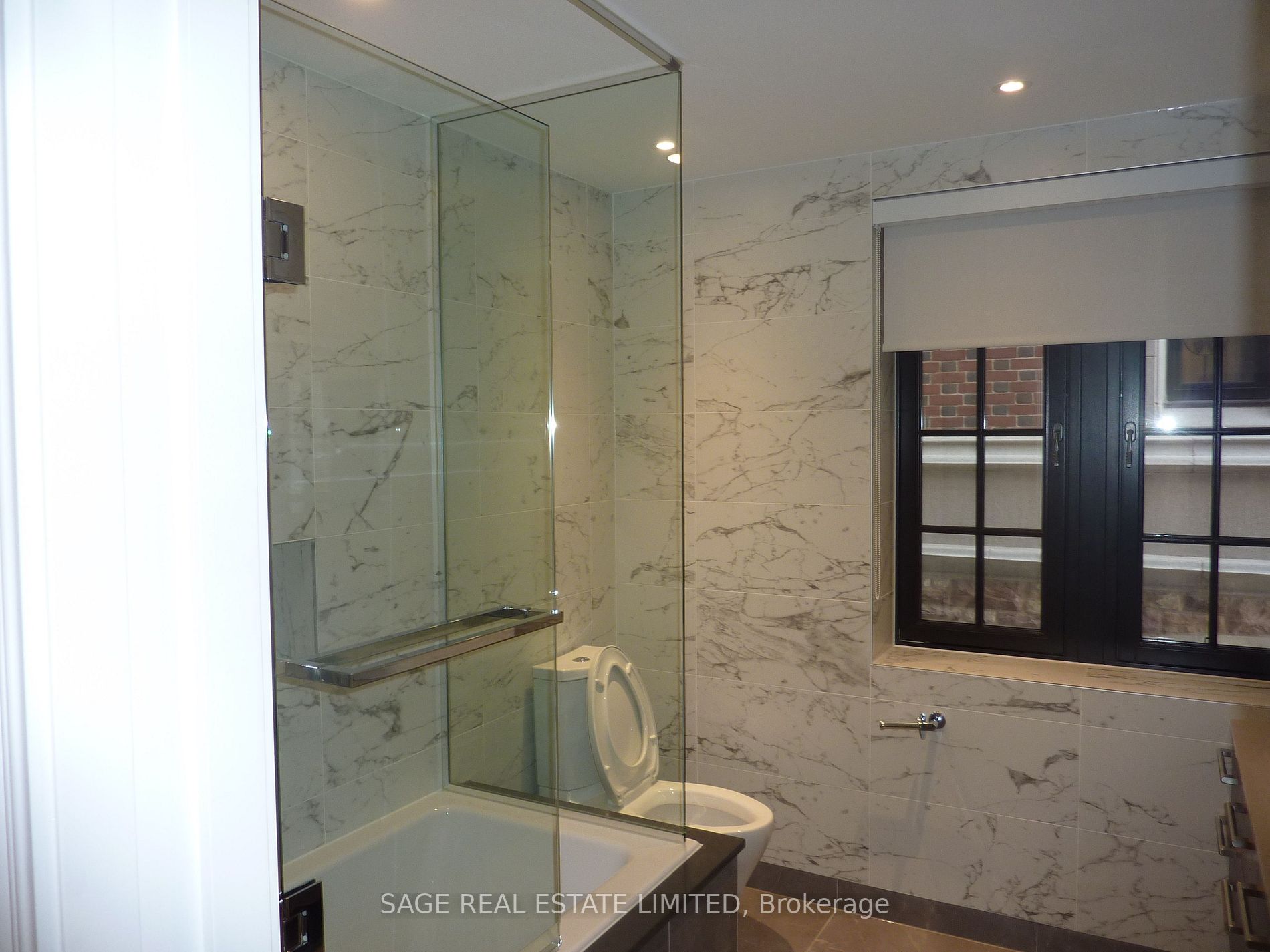 2 Clarendon Ave, #210