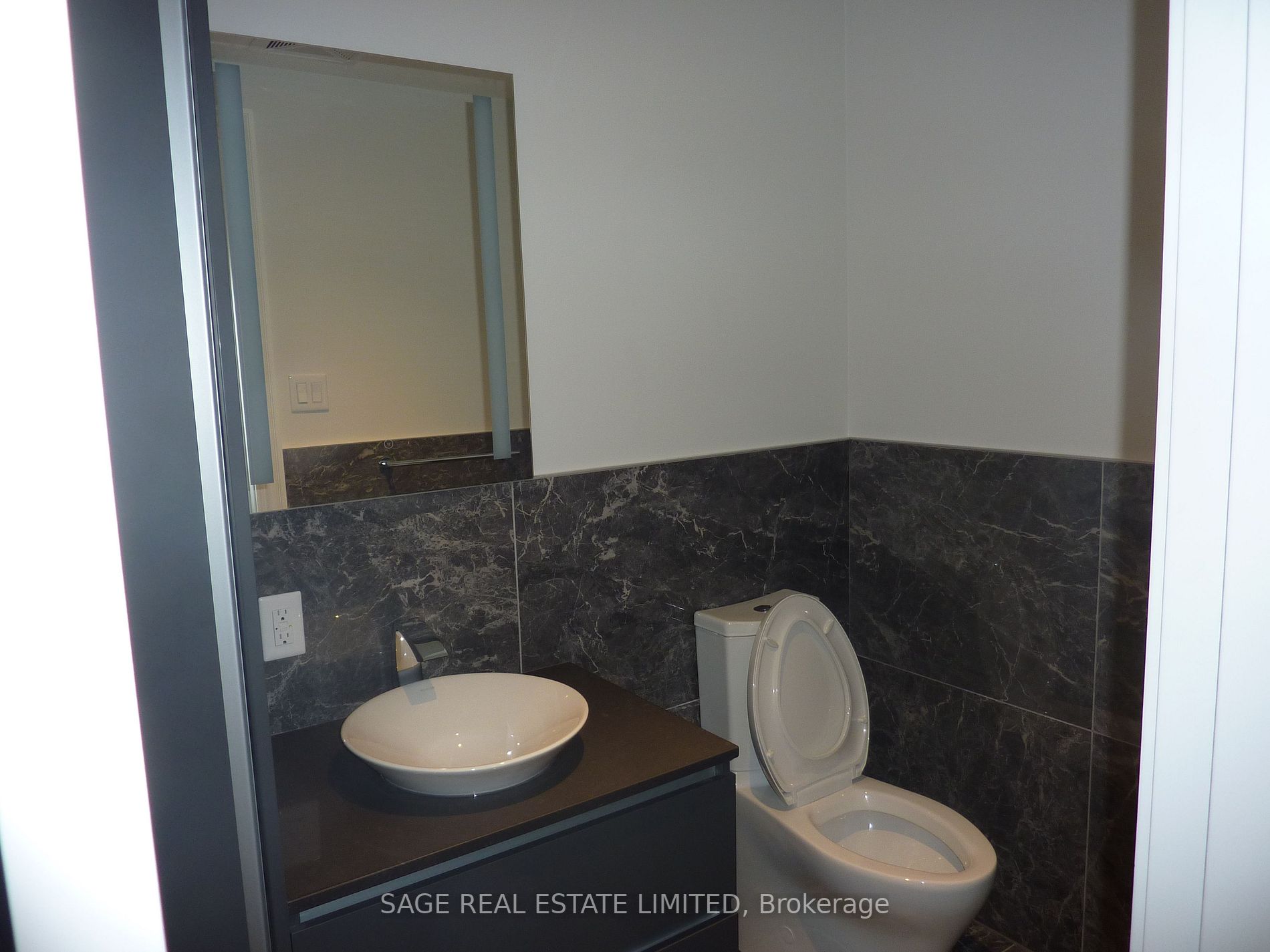 2 Clarendon Ave, #210